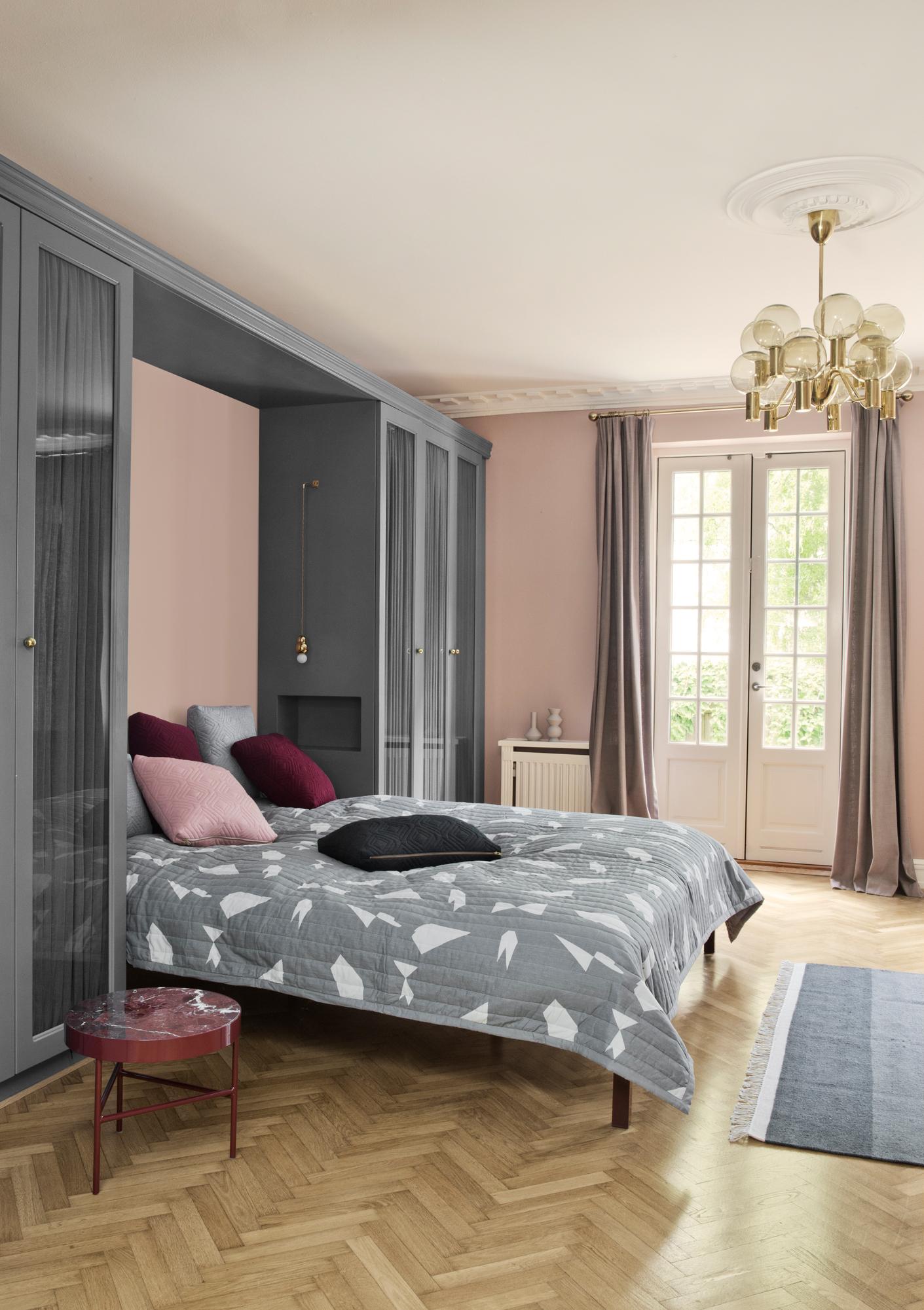 Schlafzimmer in Grau-Rosa #kronleuchter #klappbett #grauewandfarbe #schlafzimmergestalten ©Ferm Living