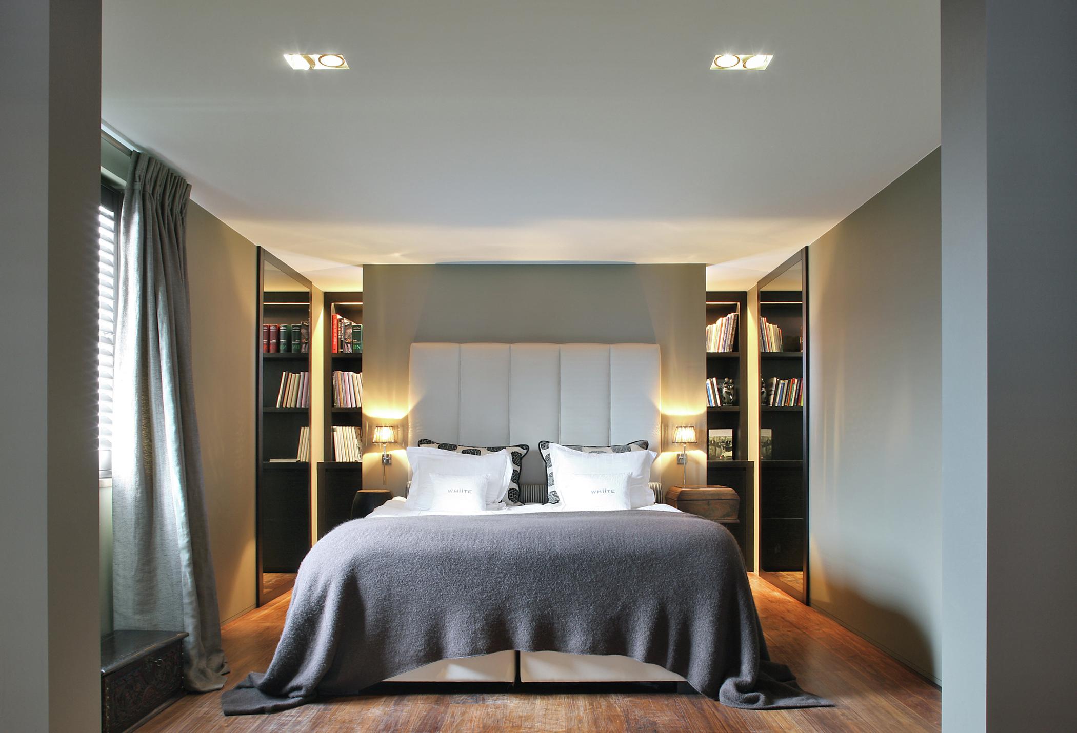 Schlafzimmer in Grautönen gestalten #begehbarerkleiderschrank #schlafzimmerbeleuchtung #zimmergestaltung ©Modular Lighting Instruments