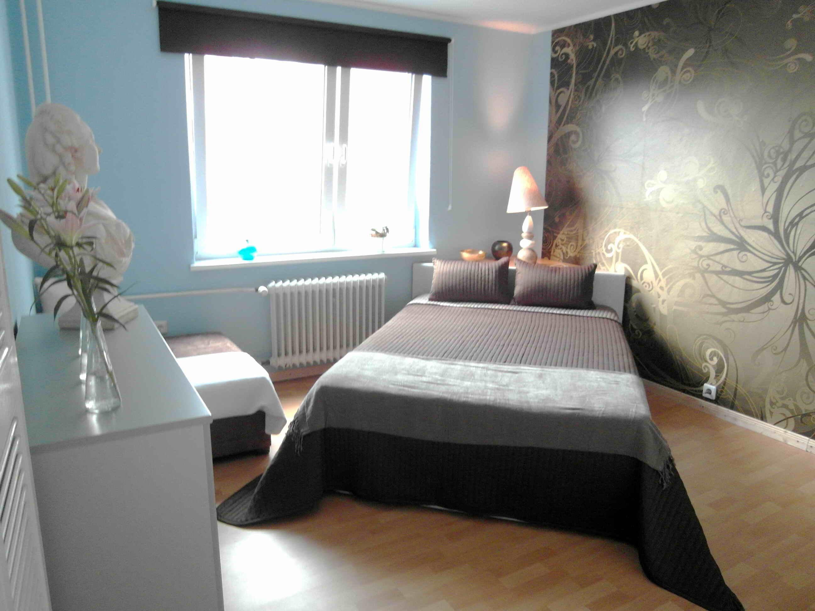 Schlafzimmer in ruhigen Farben #bett #tapetenmuster #blauewandfarbe #grüntapete ©artenstein