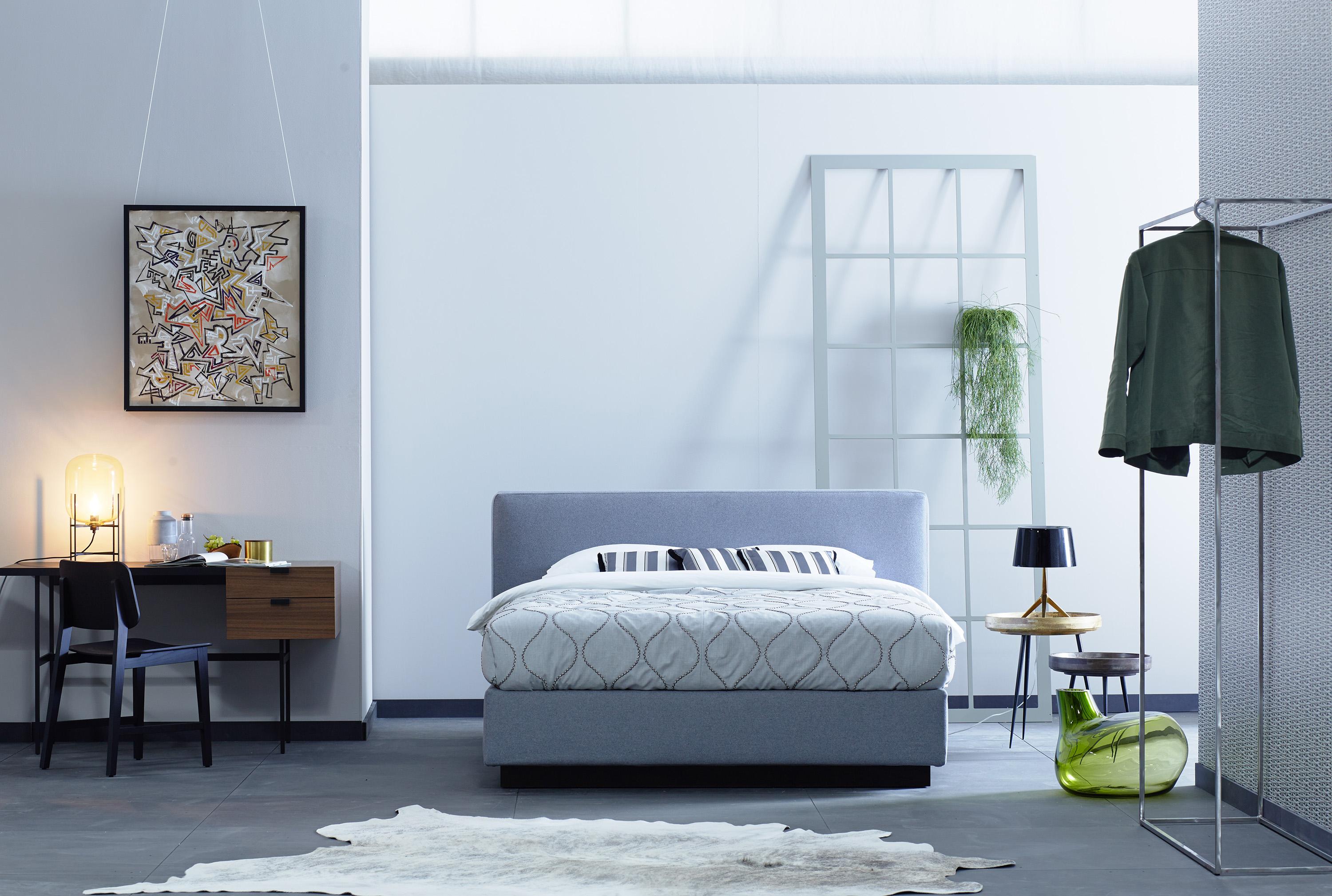 Schlafzimmer minimalistisch einrichten #kleiderstange #minimalistisch #boxspringbett #schlafzimmergestalten #zimmergestaltung ©Schramm