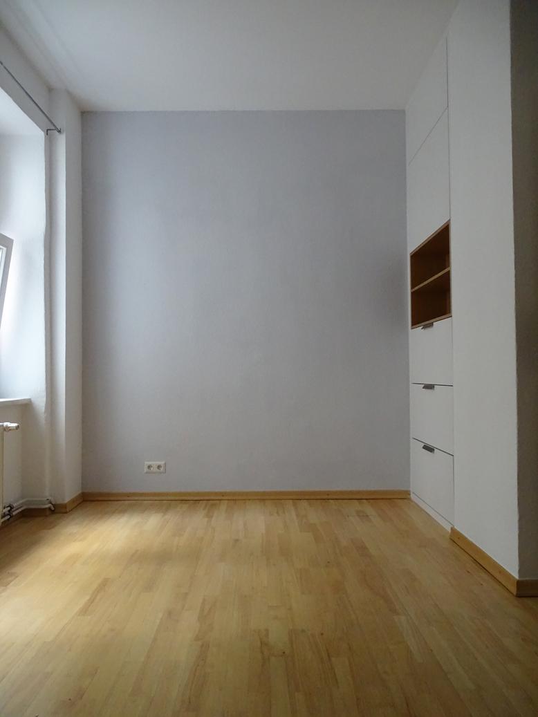 Schlafzimmer mit grauer Wand #dielenboden #grauewand #stauraum ©Mareike Kühn Interior Stylist & Visual Merchandiser