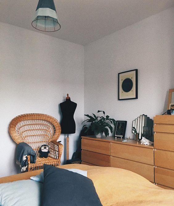 Schlafzimmer mit Vintage Rattan Stuhl.