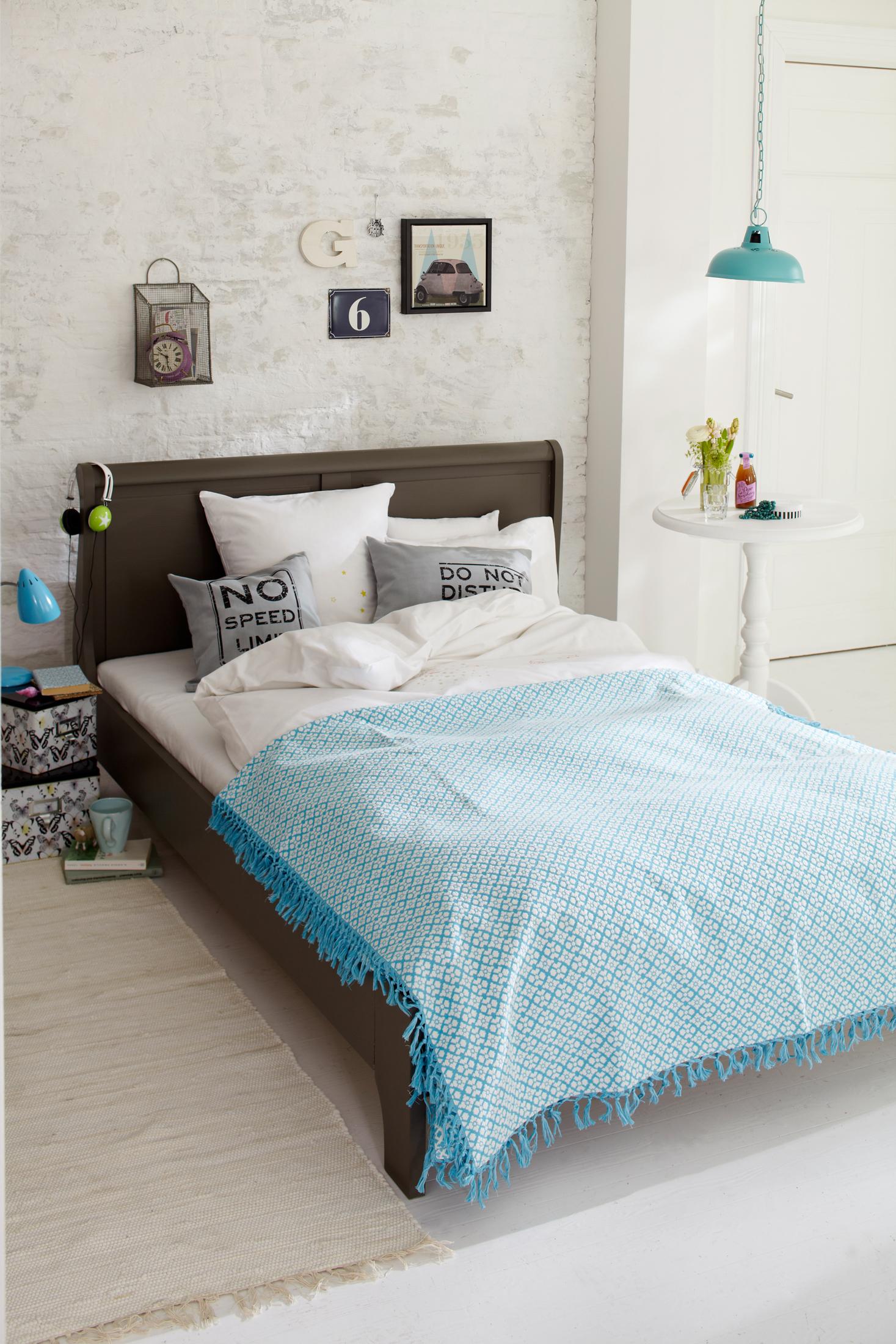 Schlafzimmer mit weißer Mauerwand und türkisfarbener Deko #wanddeko #türkisfarbenedeko ©Car Selbstbaumöbel