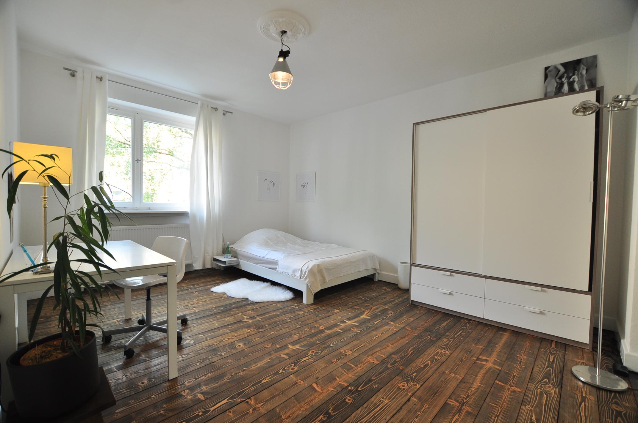 Schlafzimmer (möblierte Wohnung) #bodenbelag #kleiderschrank ©e-rent Agentur
