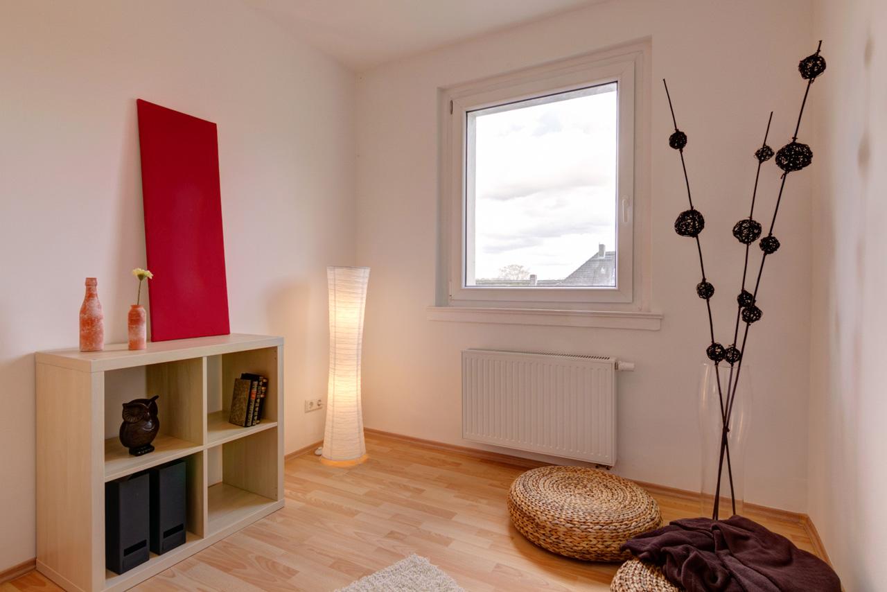 Schlafzimmer nachher #tagesdecke #studentenwohnung ©IMMOTION Home Staging / Florian Gürbig