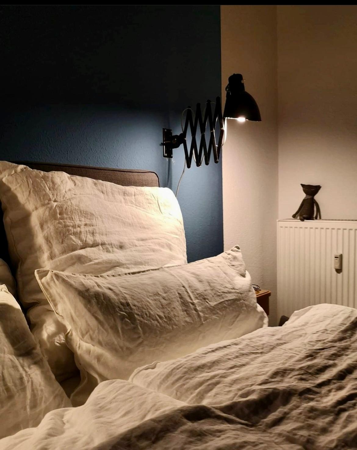 #schlafzimmer #scherenlampe #blau #Leinen #boxspringbett
Herbstzeit ist Kuschelzeit. 