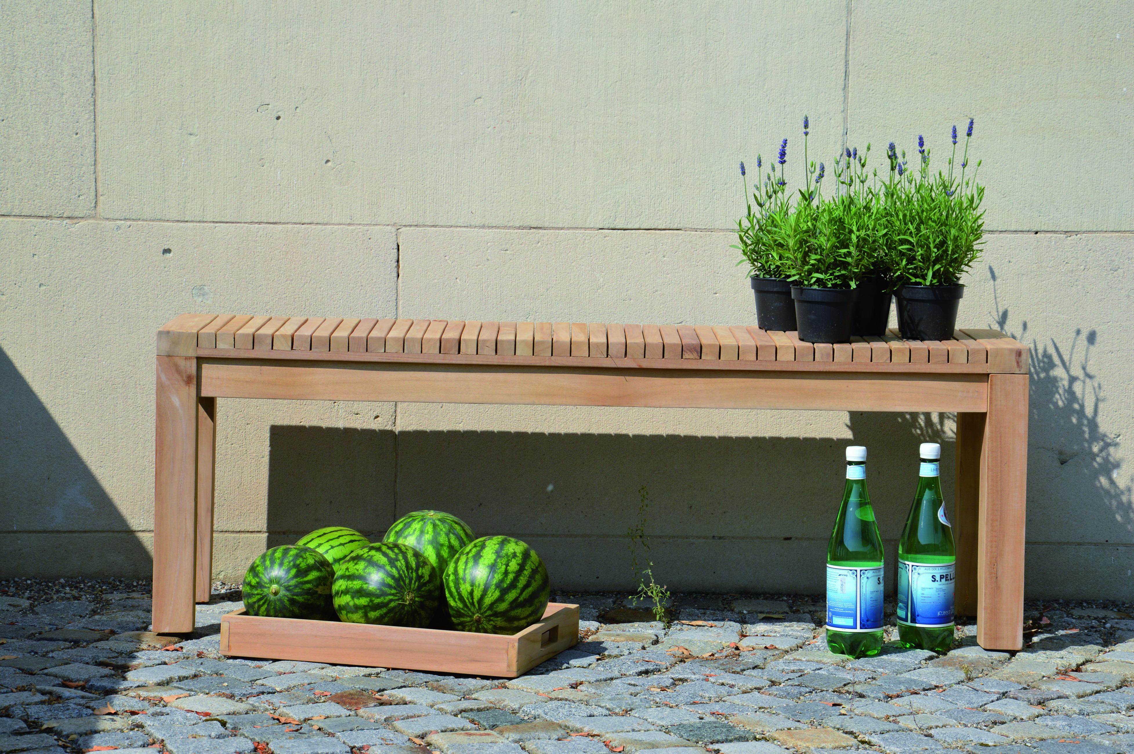 Schlichte Gartenbänke sind multifunktional und bieten Platz für Deko #terrasse #gartenbank #blumenbank ©Jan Kurtz