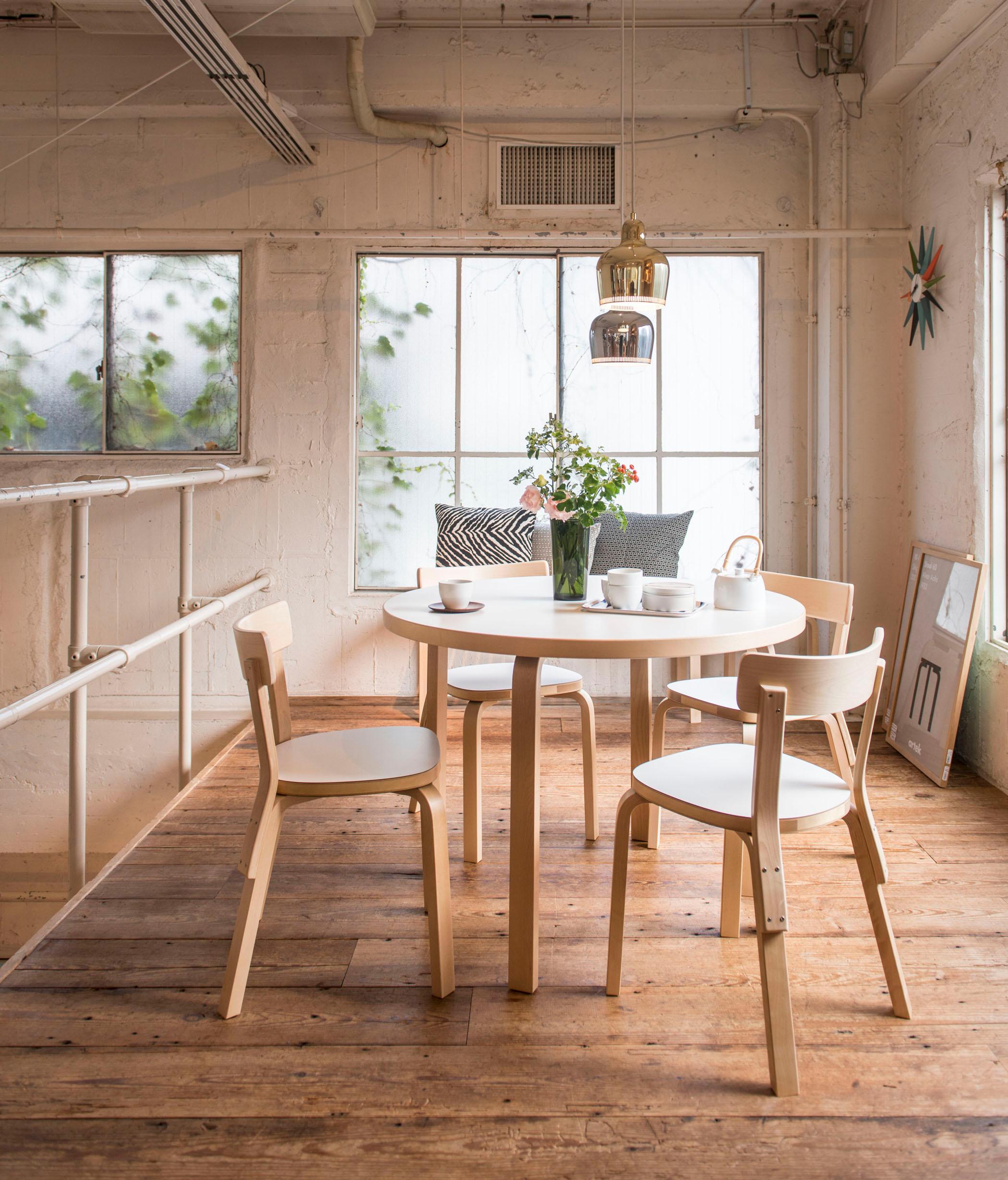 Schlichte Sitzgruppe aus Holz #esstisch #shabbychic #hängeleuchte #industriedesign #runderesstisch ©Artek