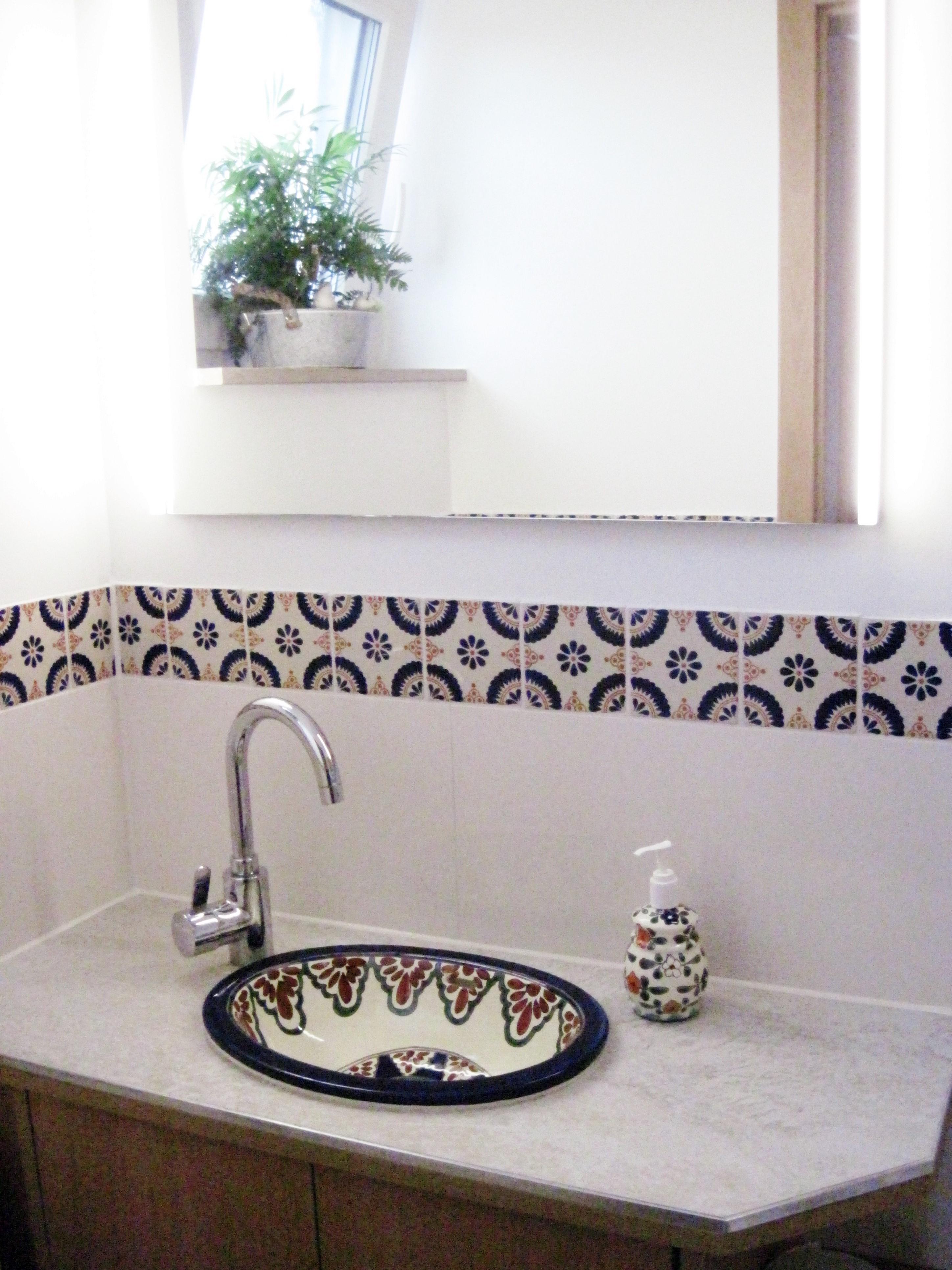 Schöne Fliesen und Waschbecken aus Mexiko für Gäste-Toilette #bunteswaschbecken ©Mexambiente