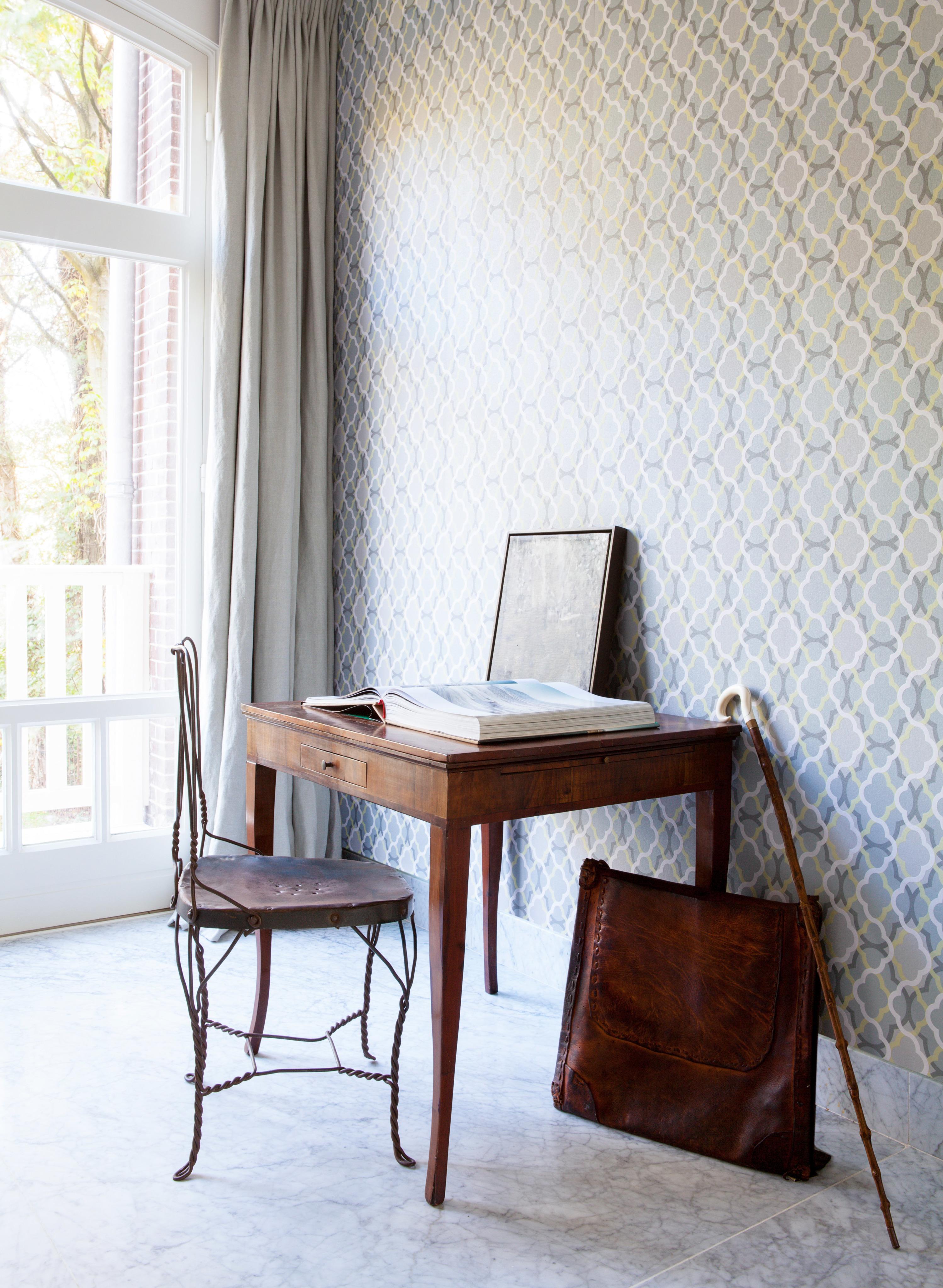Schreibtisch im Vintage-Stil #schreibtisch #vintage #holzstuhl #marmorboden ©BN Wallcoverings