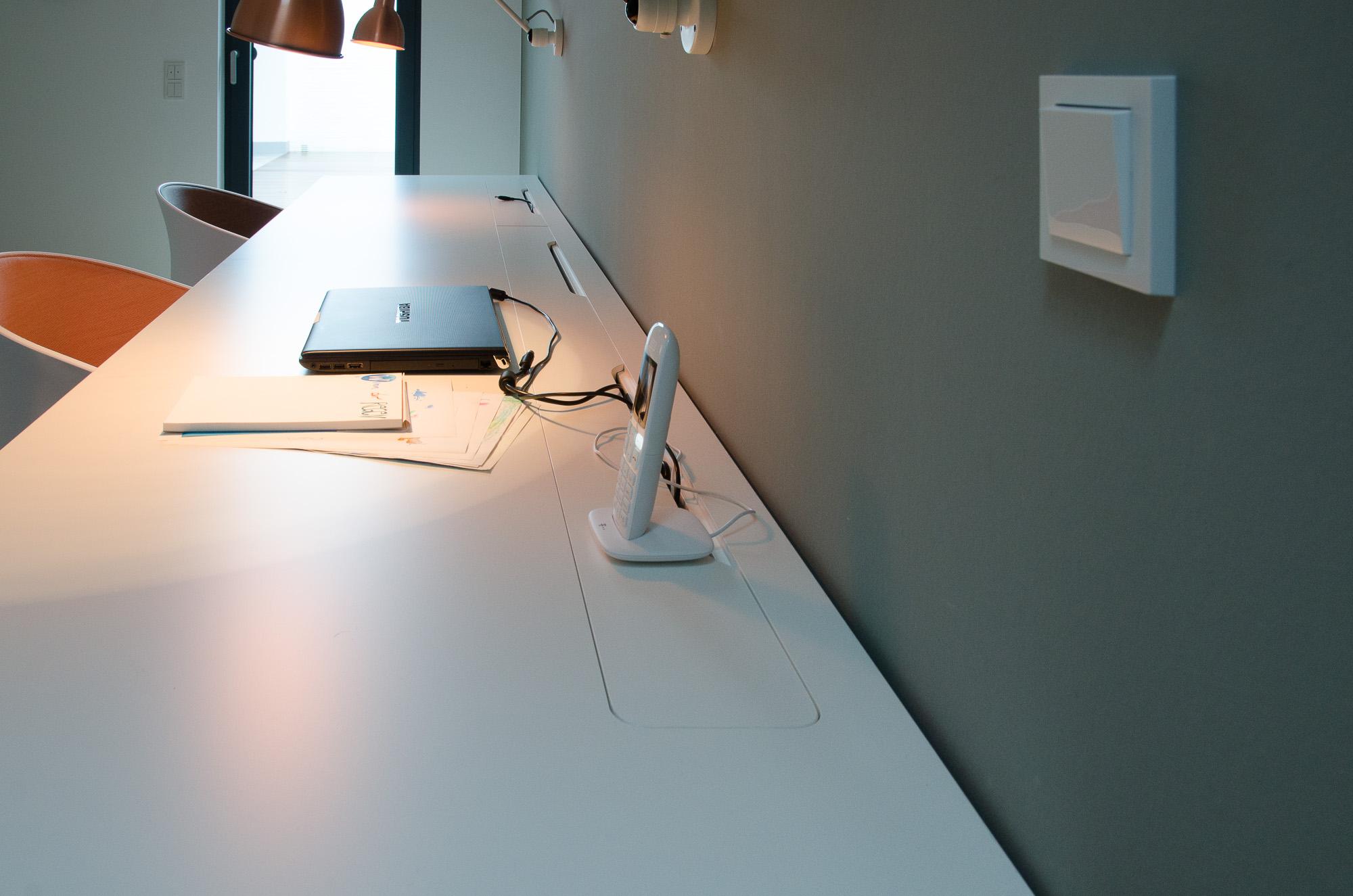 Schreibtisch mit Kabelführung #schreibtisch ©stilfabrik*