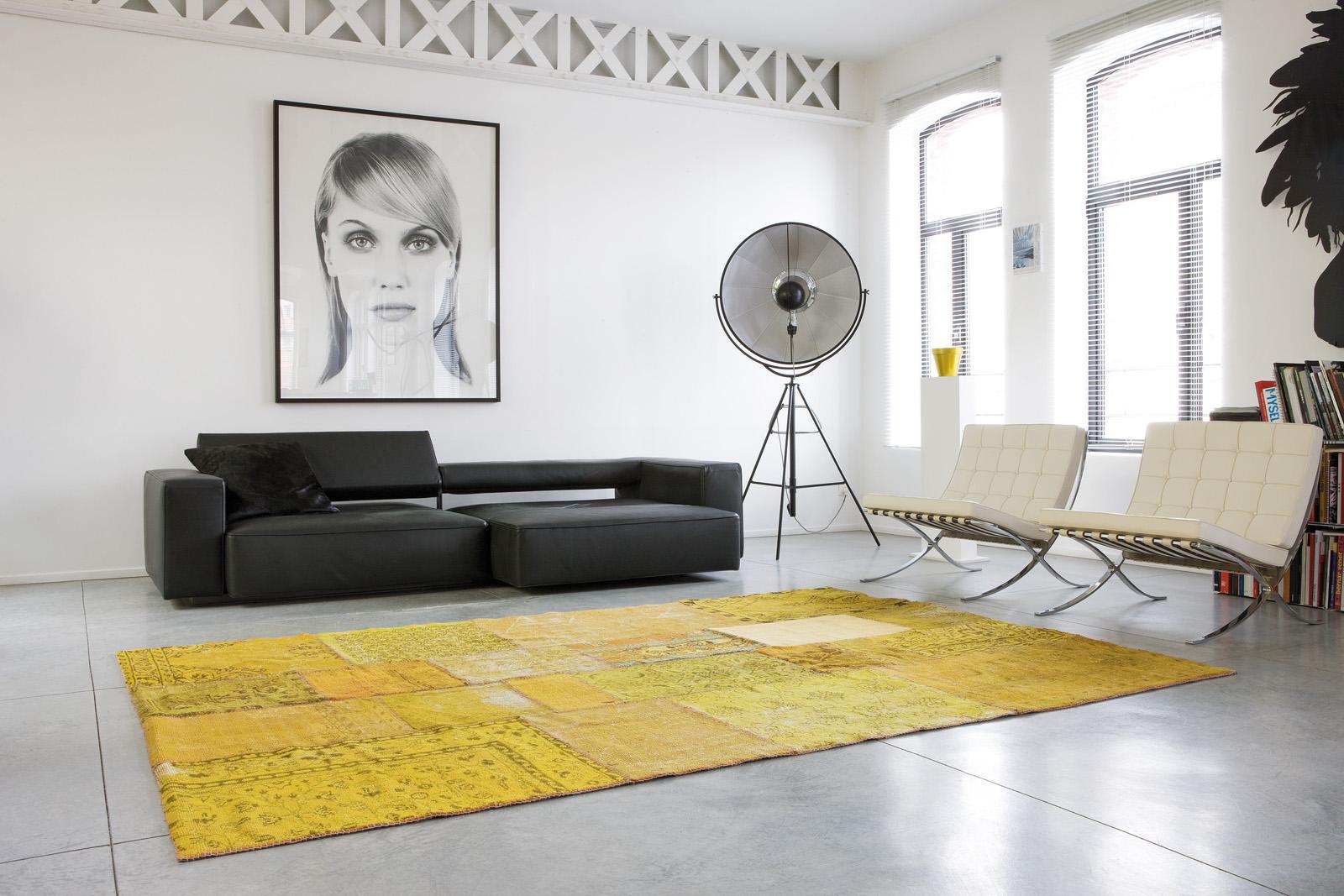 Schwarz-Weiß Portrait als Blickfang #30erjahre #teppich #ledersofa #stehlampe #minimalismus #sofa ©Limited Edition
