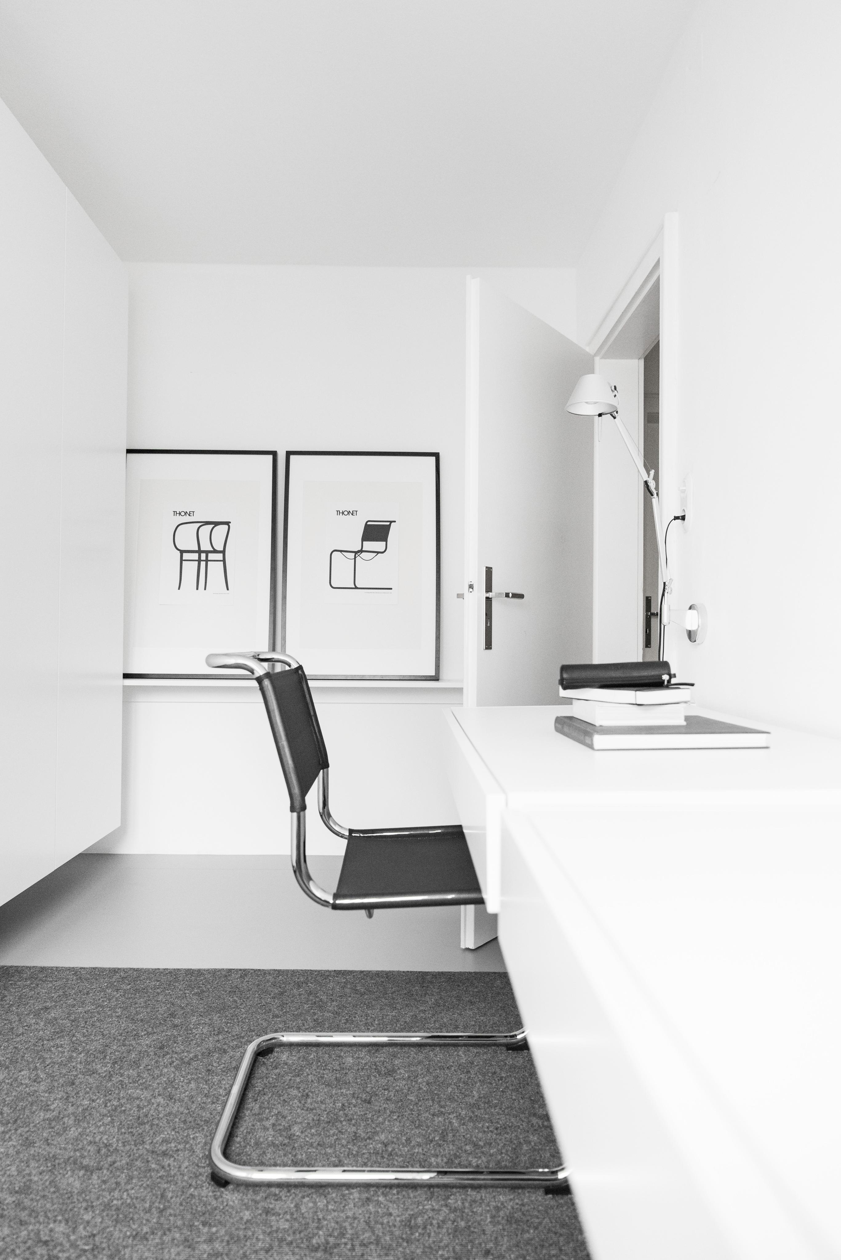Schwebende Schreibtische im Büro - mein Arbeitsbereich!
#büro #homeoffice #arbeitszimmer #design #bauhaus #minimalismus