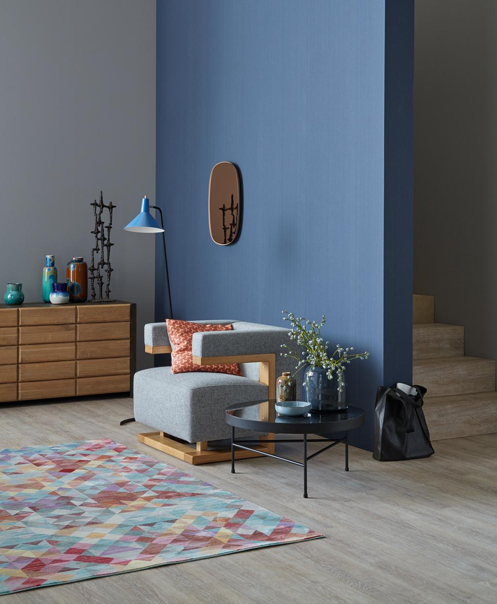 Sehnsucht nach Sinnlichkeit im Wohnzimmer #wandfarbe #teppich #kissen #kork #vliestapete ©Schöner Wohnen-Kollektion/Janne Petersen
