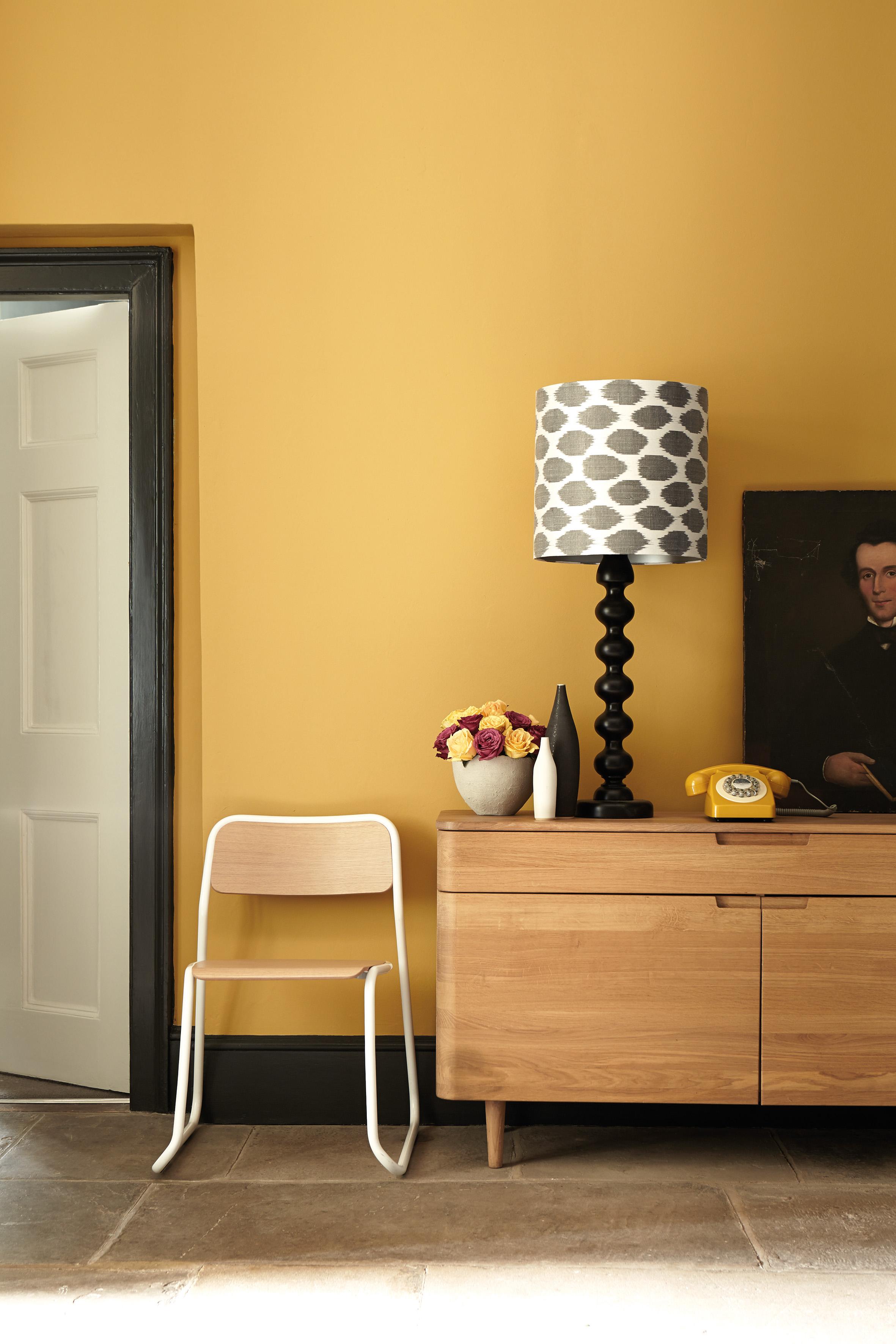 Senfgelbe Wand #stehlampe #sideboard #weißerstuhl #gelbewandfarbe #telefontisch ©Little Greene
