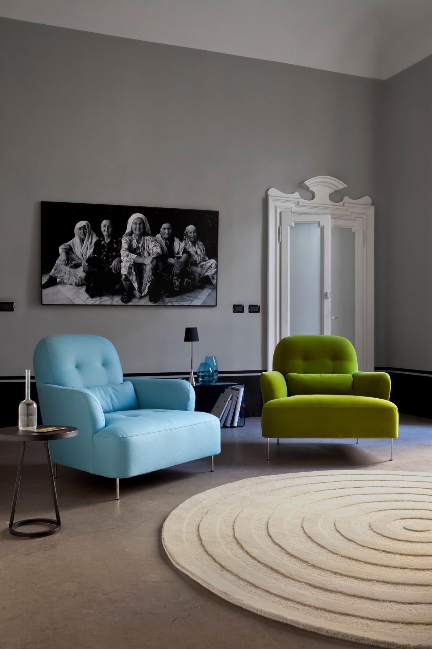 Sessel "Harry" in Hellblau und Grün #runderteppich ©Ligne Roset