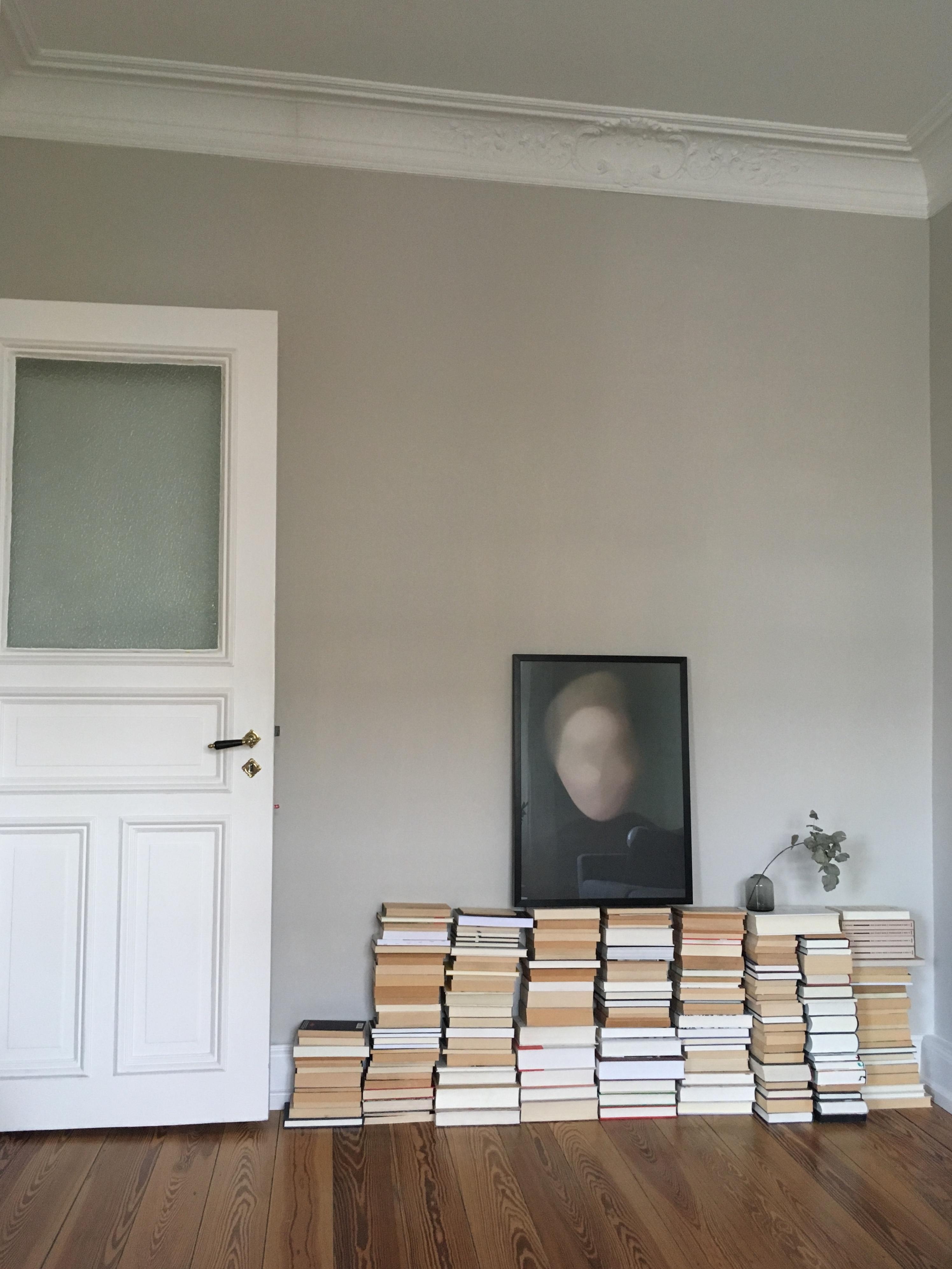 #shelfie #books #bücherstapel #bücherregal #living #altbau #altbauwohnung #interior #stuck #dielenboden
