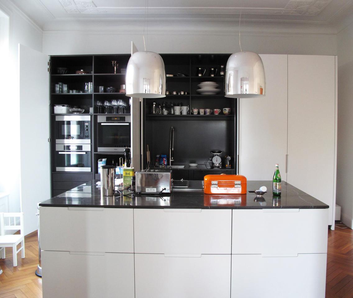 Silberfarbene Leuchten über dem Küchenblock #küchenblock #schwarzweißeküche #küchentresen ©scout for location