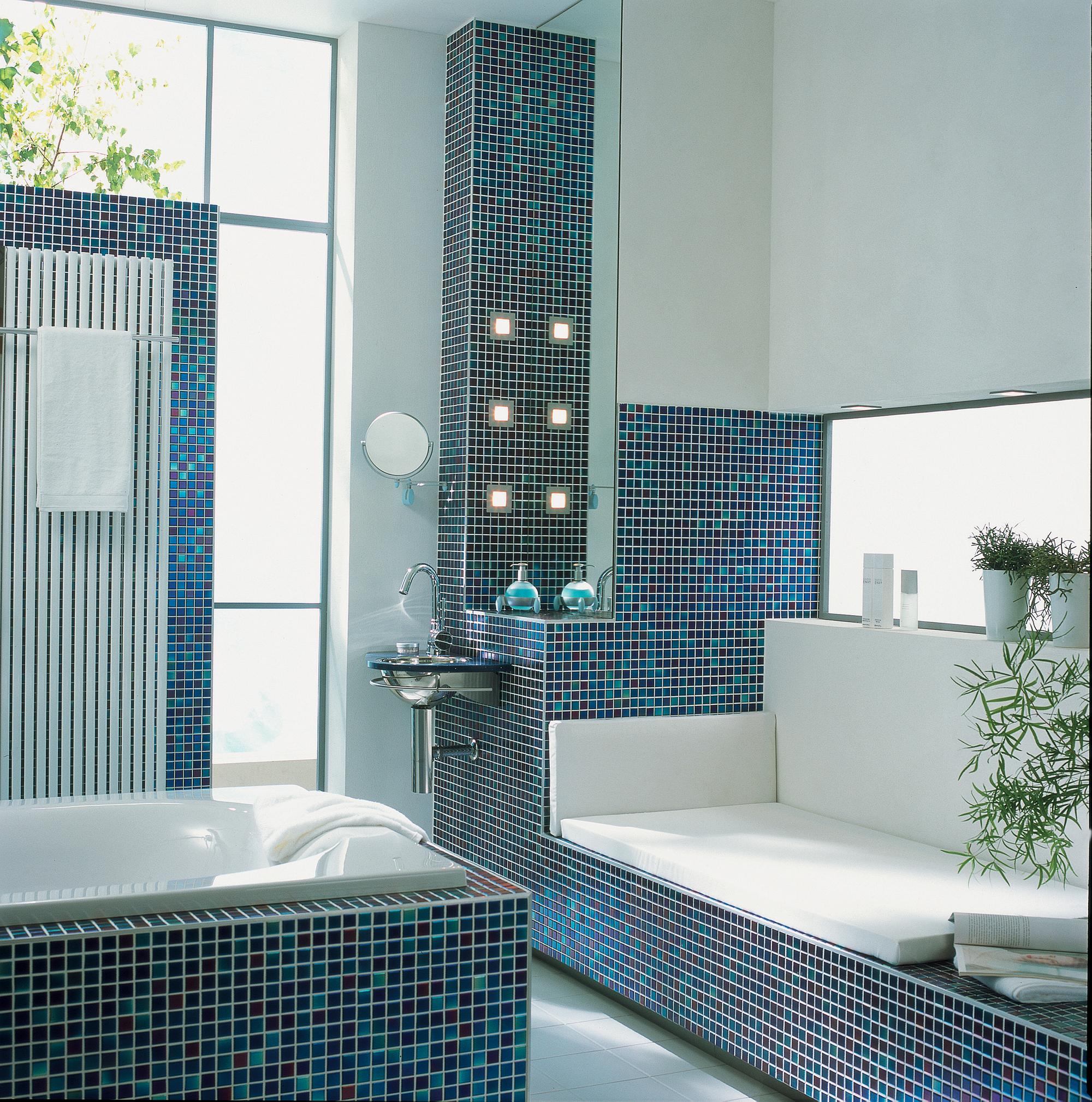 Sitzbank aus Mosaikfliesen für mehr Komfort im Bad #fliesen #mosaikfliesen #badewanne #sitzbank #badfliesen #eingelassenebadewanne #badezimmersitzbank ©Jasba Mosaik GmbH