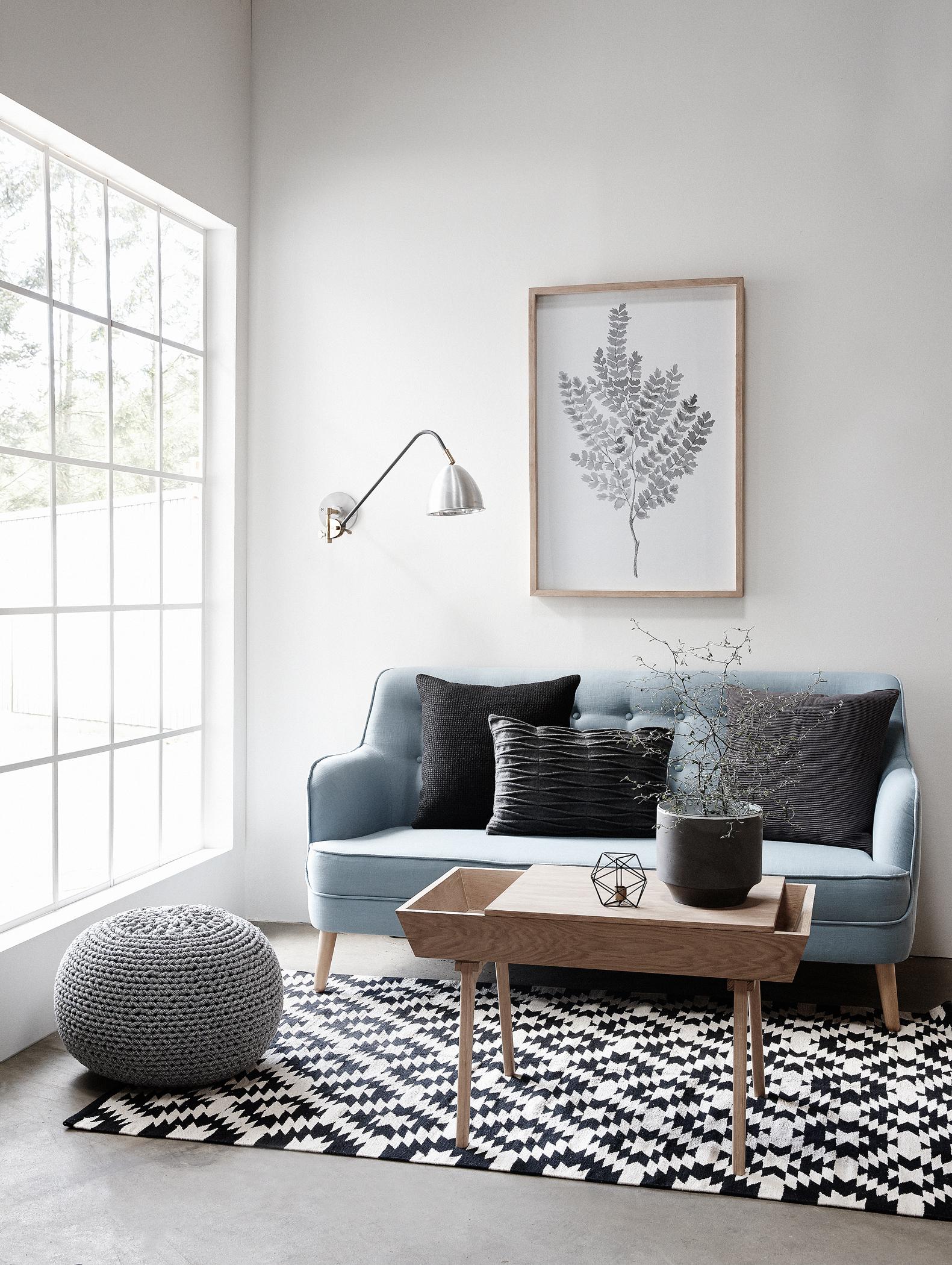 Skandinavischer Look im Wohnzimmer #couchtisch #holzmöbel #teppich #pouf #wandleuchte #sofa #blauessofa #zimmergestaltung ©Car Möbel