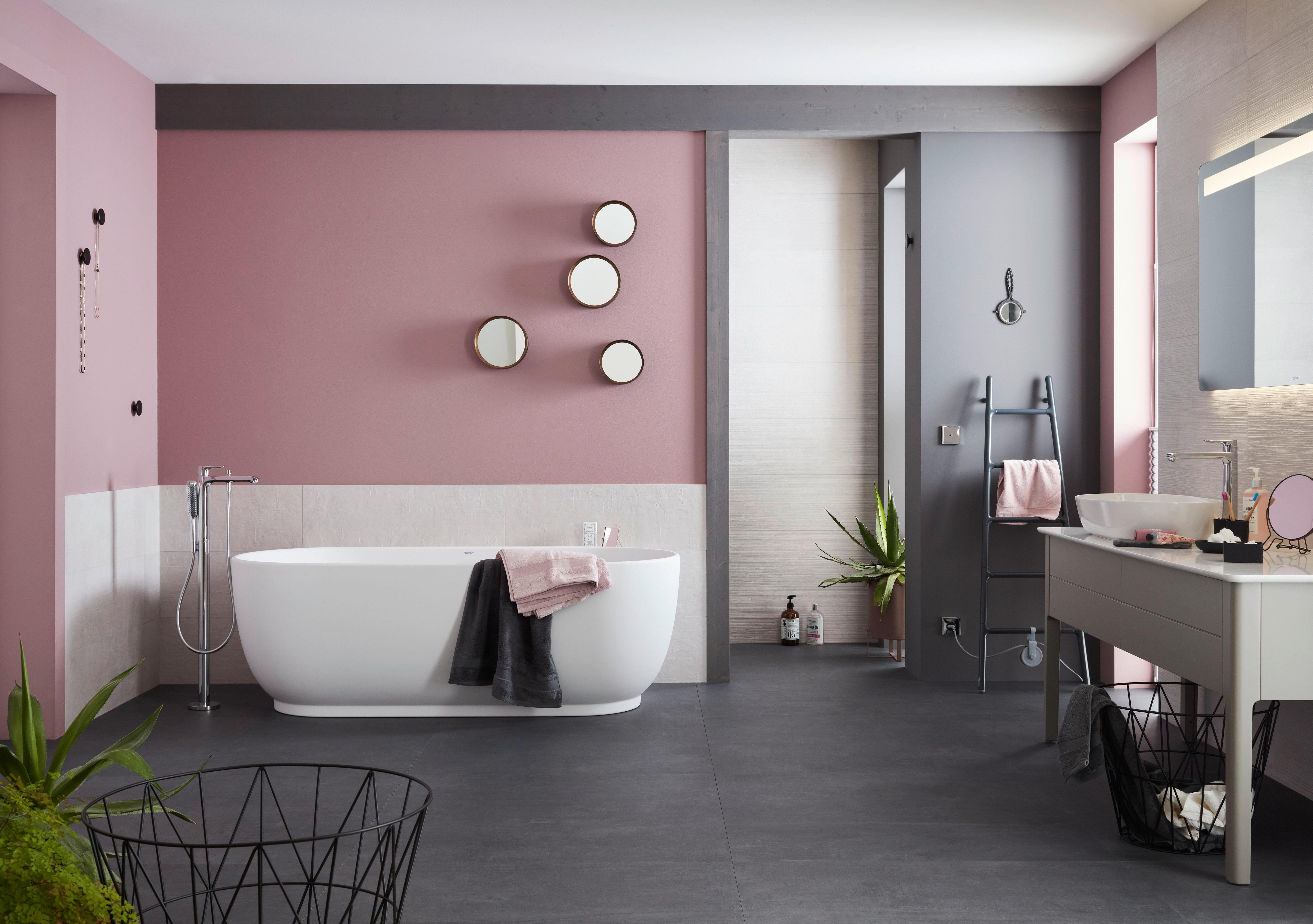 So wird aus dem Bad ein echtes Wohlfühl-Spa :) Frische Farben und Fliesen in zeitlosem Grau! #bad #wandfarbe #interior