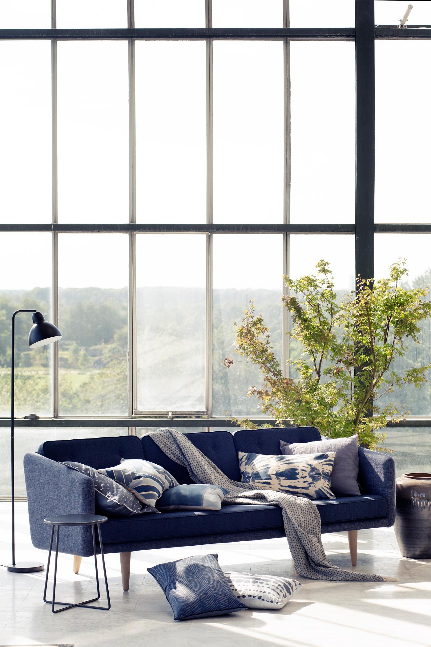 Sofa mit blauen Dekokissen #beistelltisch #stehlampe #tagesdecke #sofakissen #sofa #blauessofa #zimmergestaltung ©Broste Copenhagen