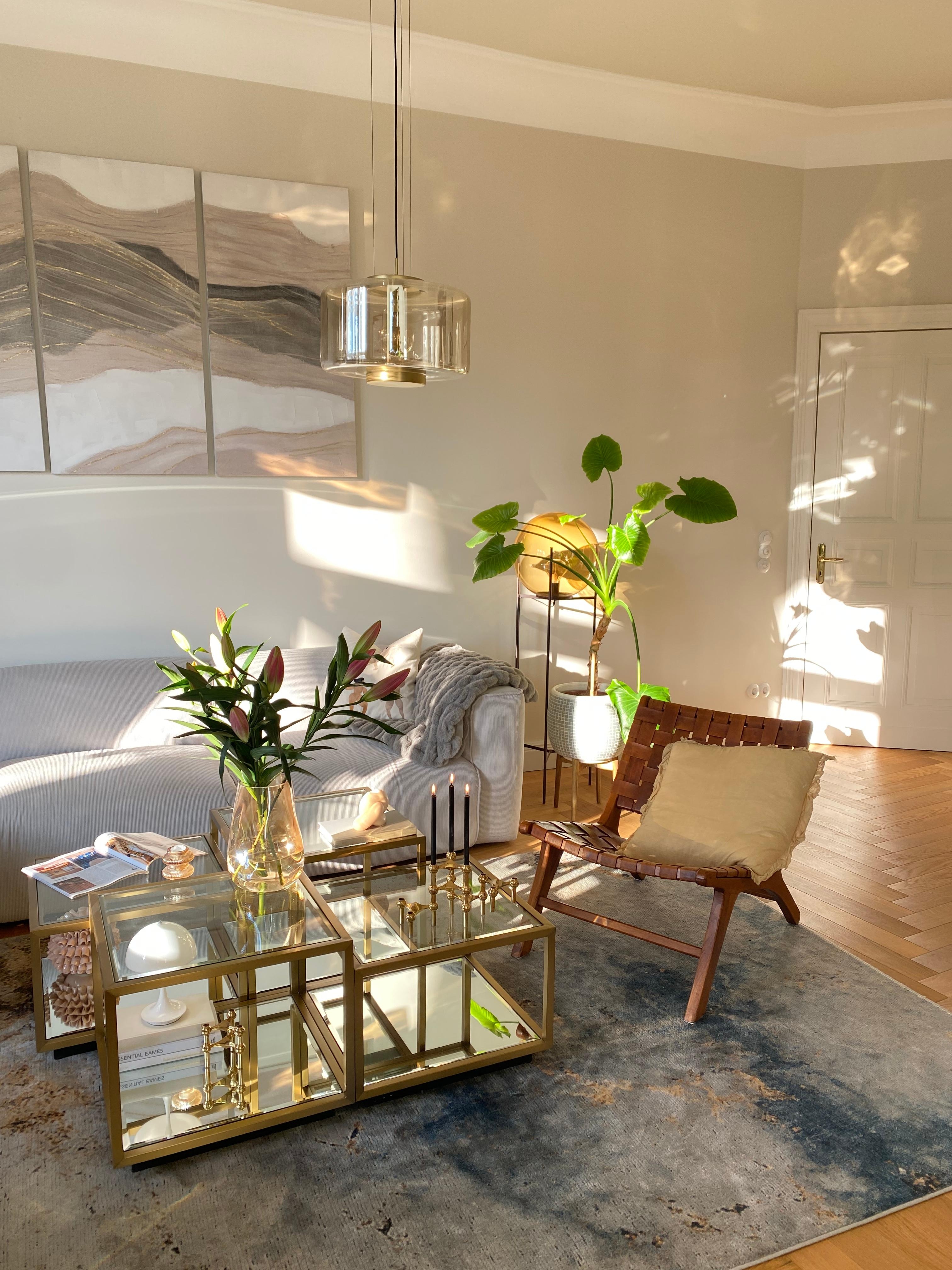 Sonnenschein im #wohnzimmer #lilien #spiegeltisch #beige #grau