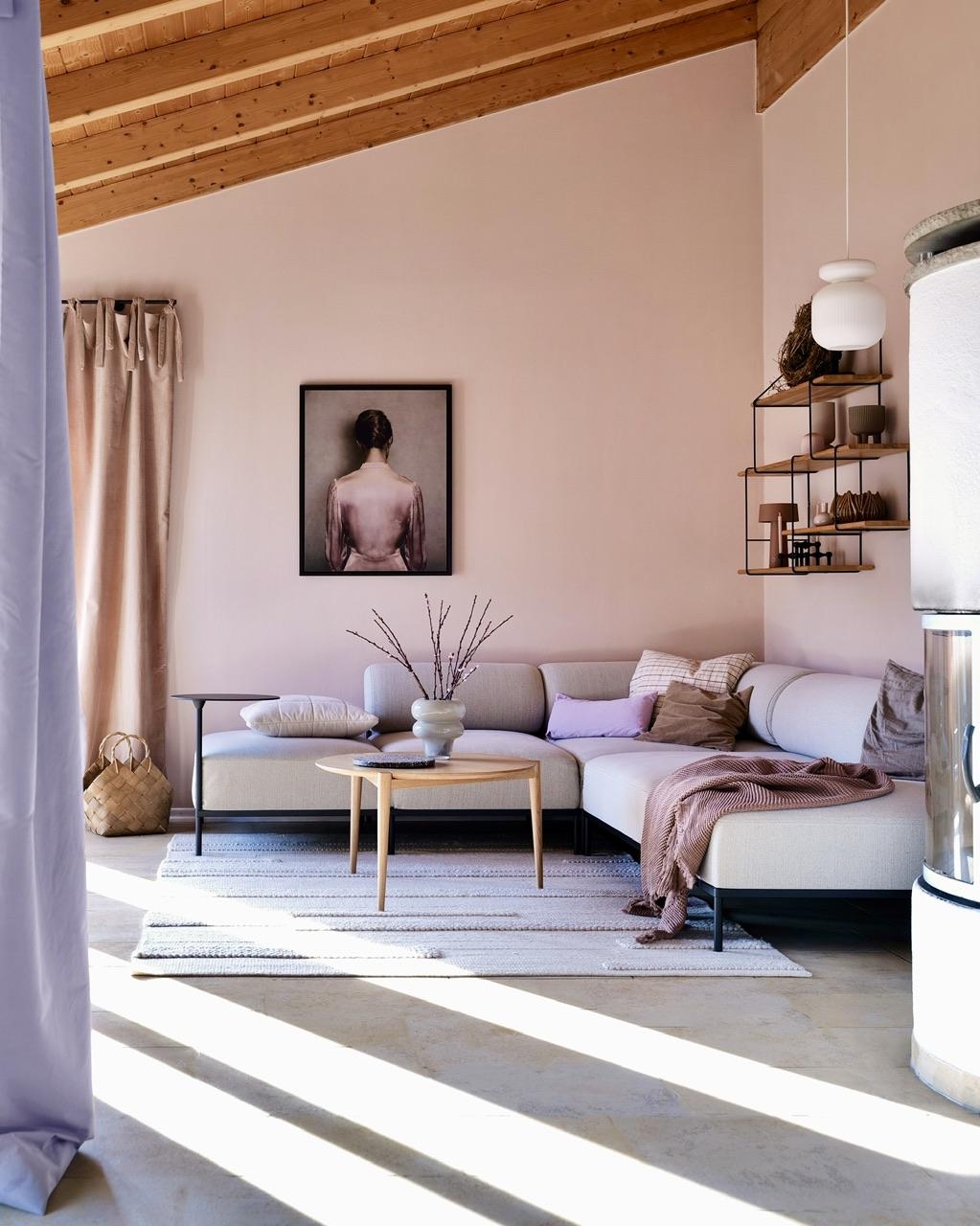 Sonnenschein in #wohnzimmer
#hygge #scandi #couch #nude #beige #sofa #regal #holz