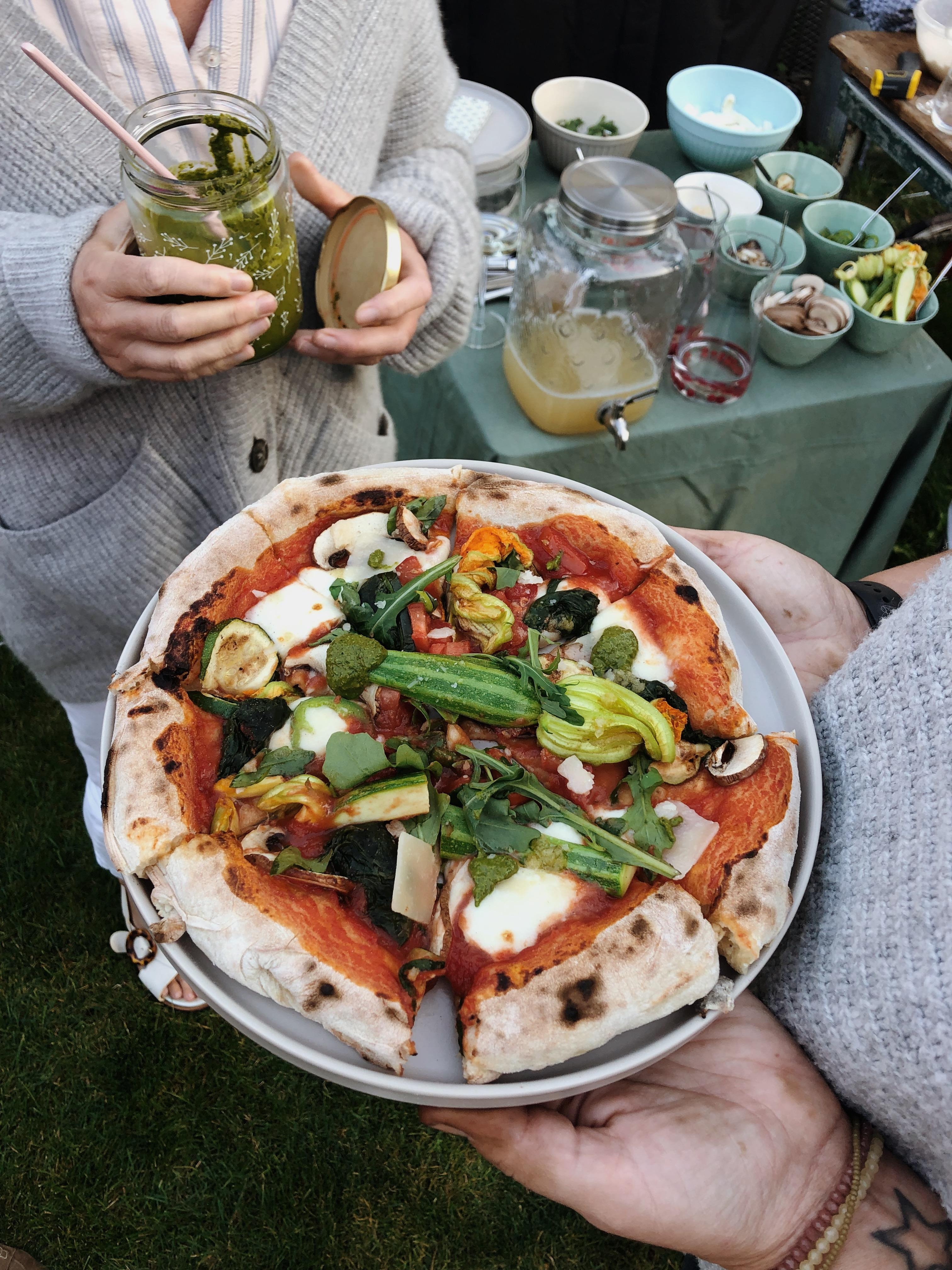 Spätsommerliche Pizzaparty 🌿 #pizza #homemade #gartenparty #veggie #pizzaparty