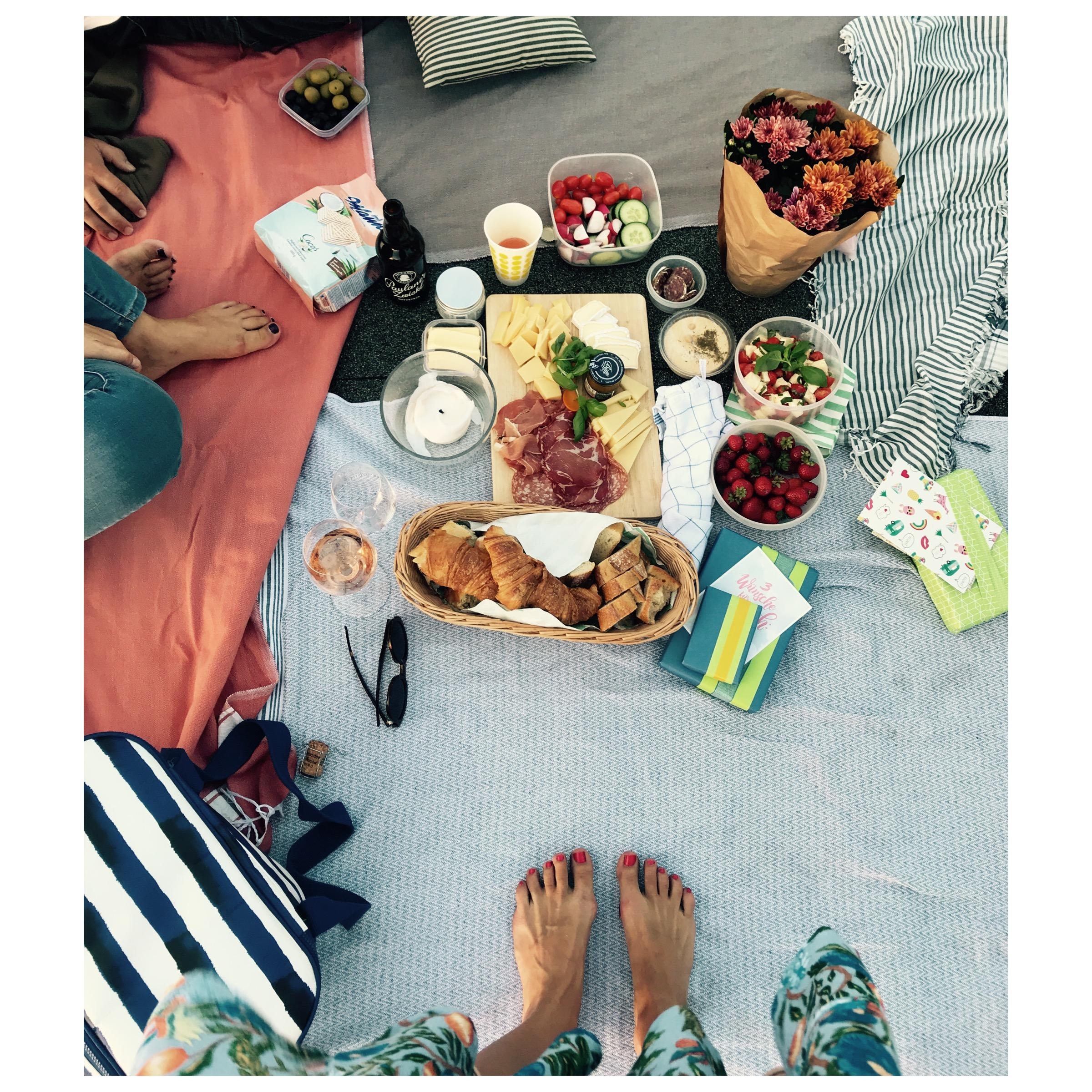 Spontanes #Aperitivo #Picknick über den Dächern von #Hamburg.💛#Freunde #Sommernächte #Sommerliebe