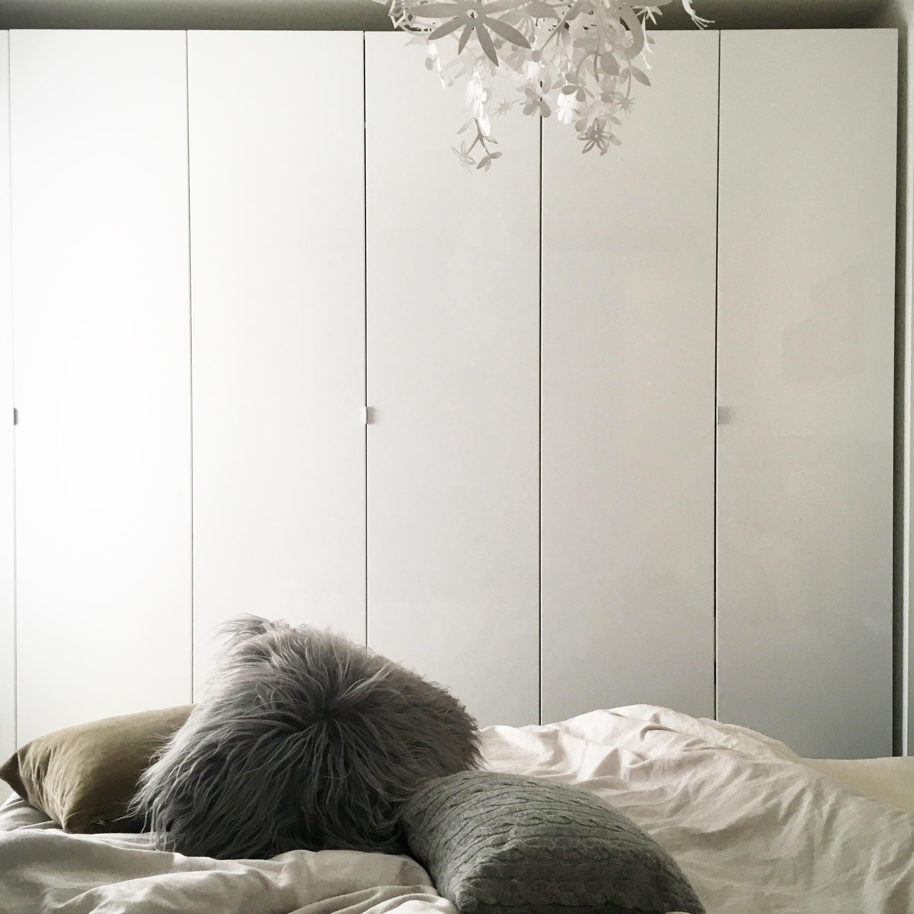 Stay in bed #bett #bettwäsche #schrank #ikea #lammfell ©ALL ABOUT DESIGN by Christina Harmsen