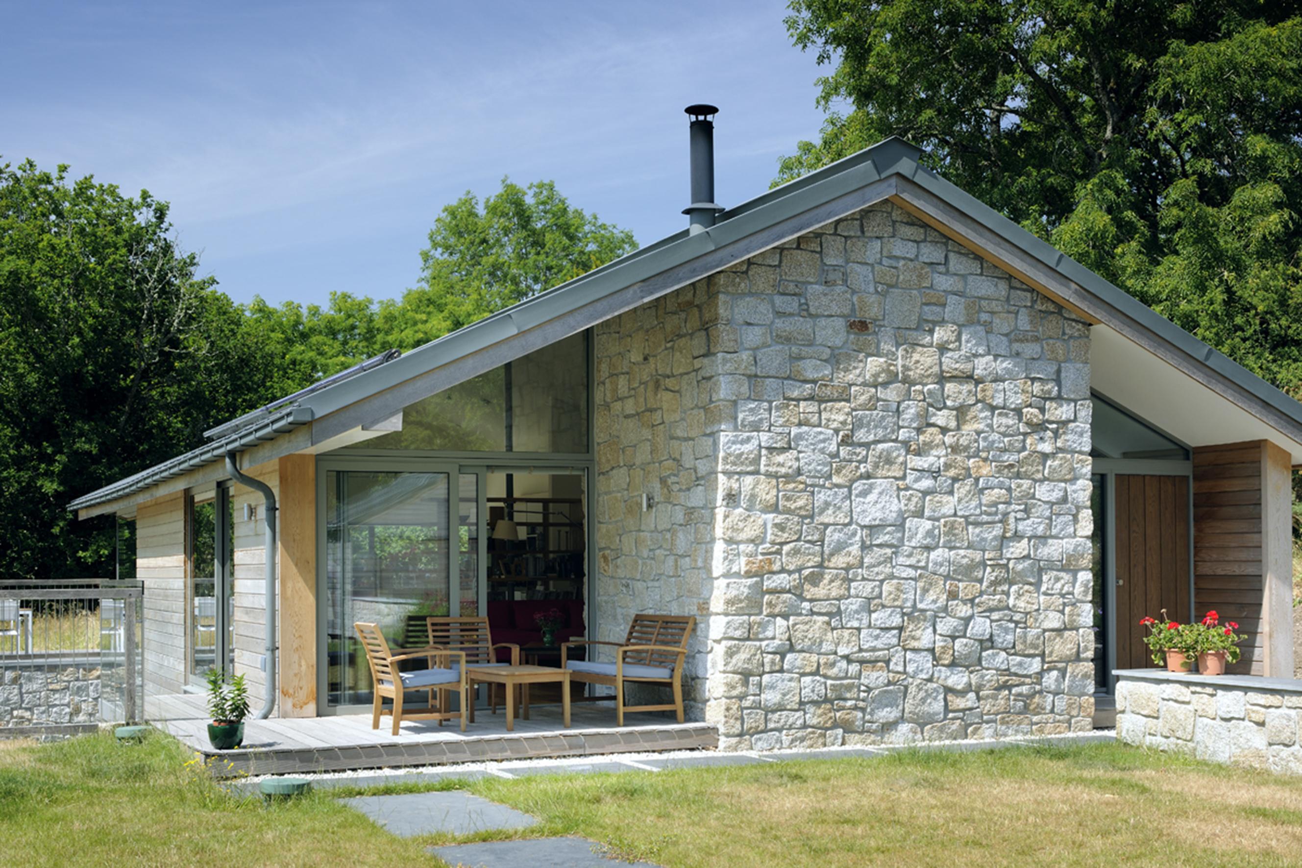 Steinhaus mit Terrasse #terrasse #satteldach ©Manser Medal/Nigel Rigden, Architekt: Annie Martin Architect