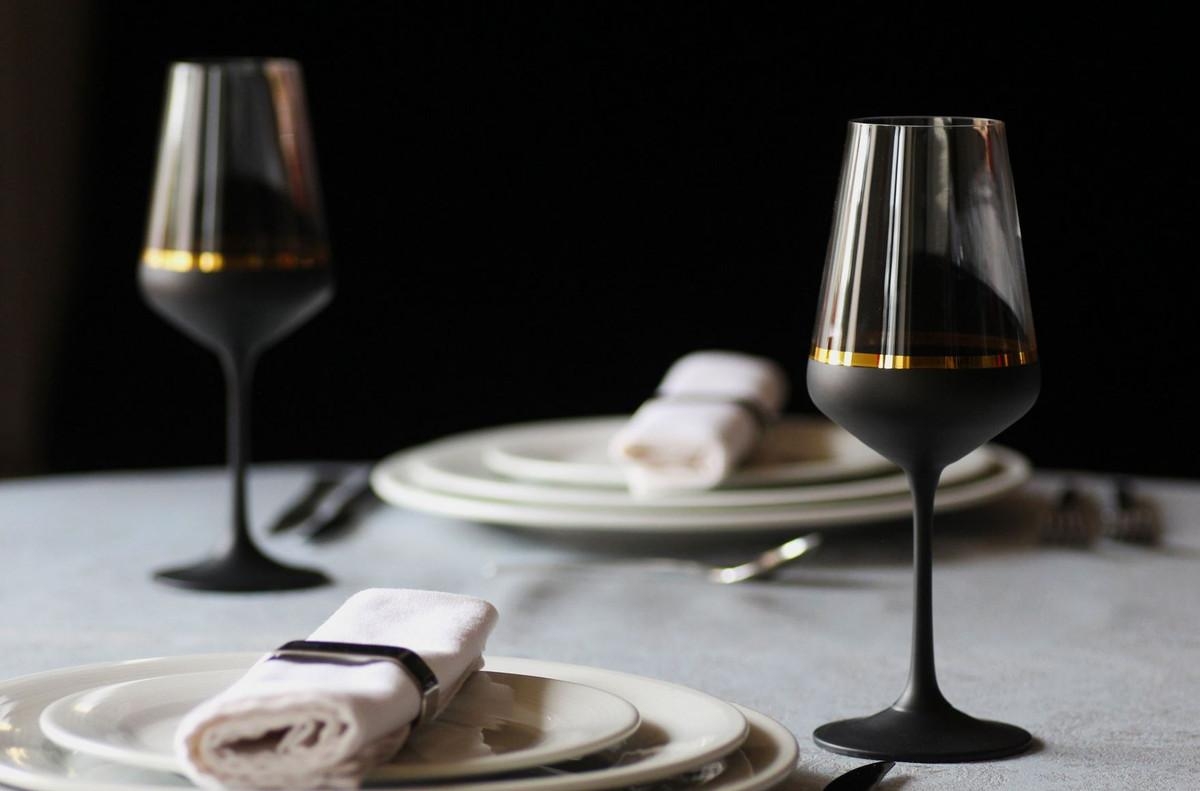 Stilvolle Luxus Weingläser mit vergoldetem Rahmen von Casa Padrino #weinglas #weingläser #luxus #luxusgläser