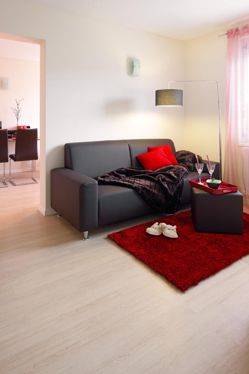 Studenten-Apartment #beistelltisch #wohnzimmer #ledersofa #schwarzesledersofa #lederbeistelltisch ©PROJECT FLOORS GmbH