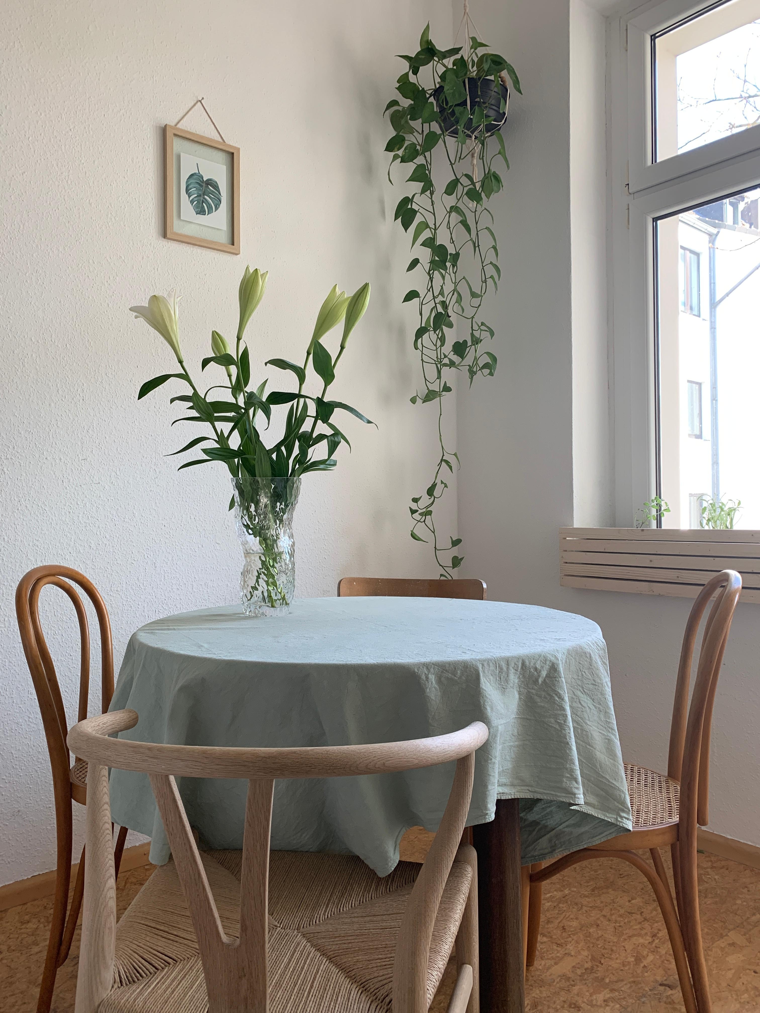 Stuhlmix, runder Tisch + frische Blumen 🤍