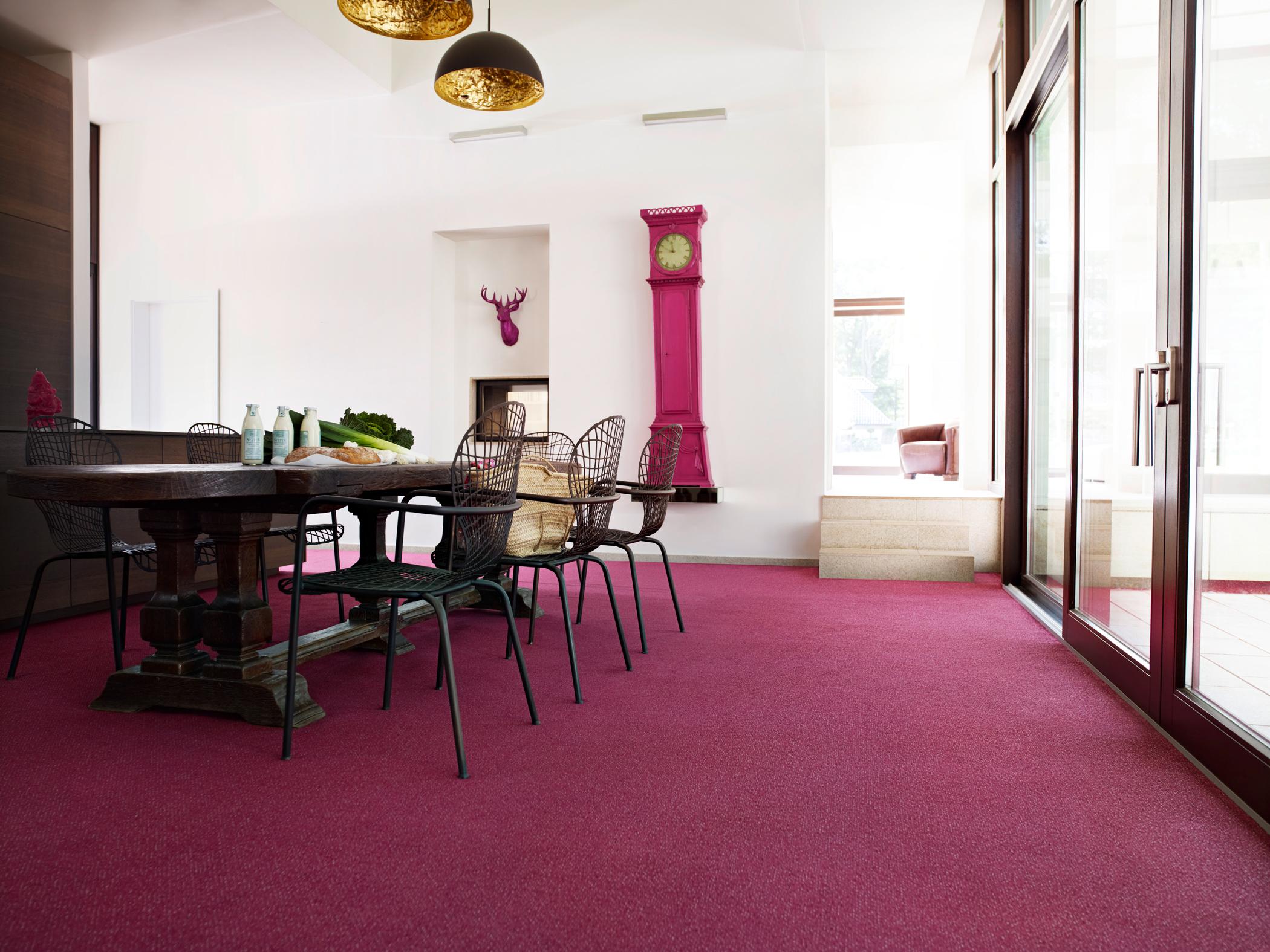 Stylische Standuhr in Pink #geweih #teppich #esstisch #pinkfarbenerteppich #standuhr ©Bernd Opitz für Vorwerk