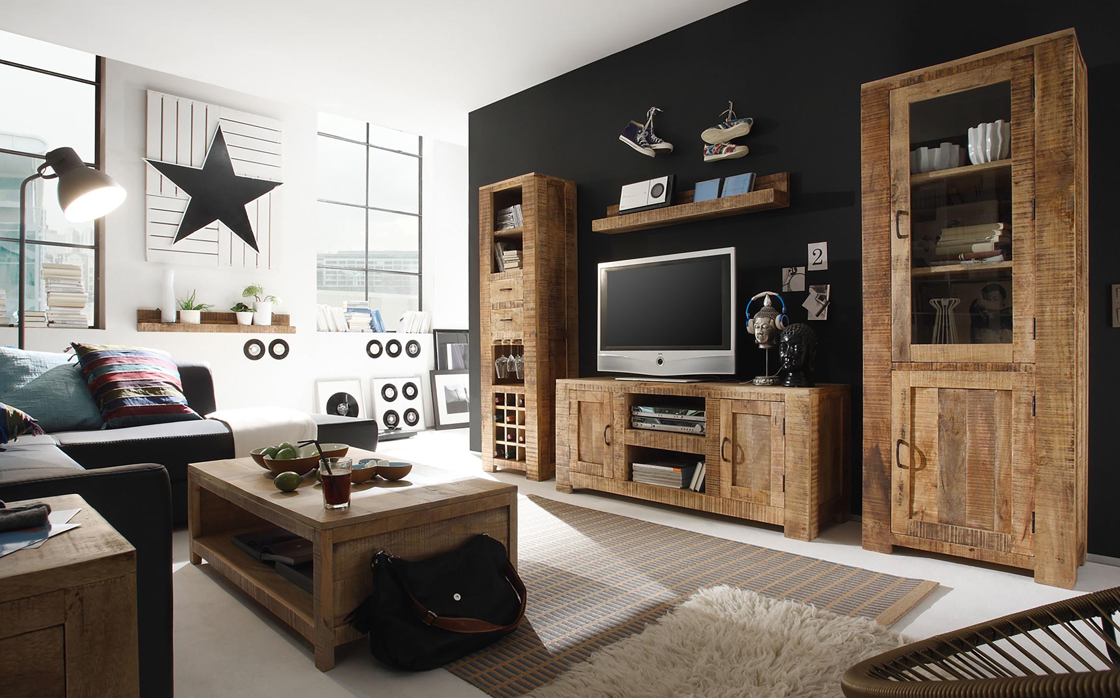 Stylische Wohnzimmerschränke aus Holz #couchtisch #eklektisch #regal #teppich #schrank #sideboard #sofa #gestreifterteppich #lampe #rustikal #wohnwand ©Massivum
