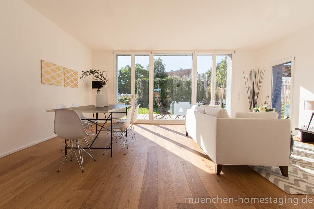 Stylisches Wohnzimmer in Weiß, Schwarz, Creme und Gold #wohnzimmer #minimalistisch #einrichtungsberatung ©Münchner Home Staging Agentur