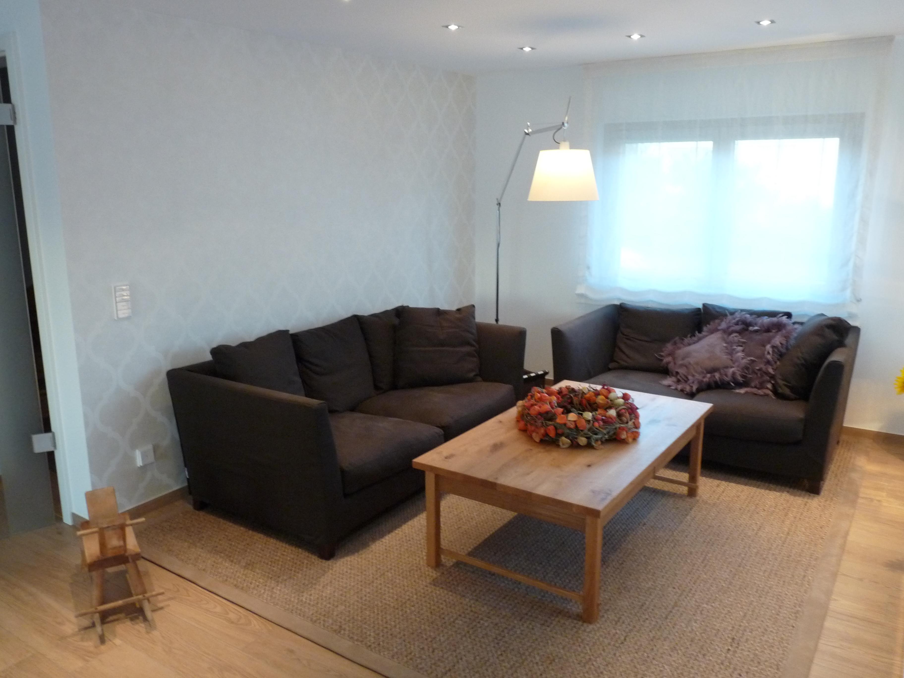 Tapete im Wohnzimmer #couchtisch #sofa #mustertapete #braunessofa ©Bieser Raumausstattung