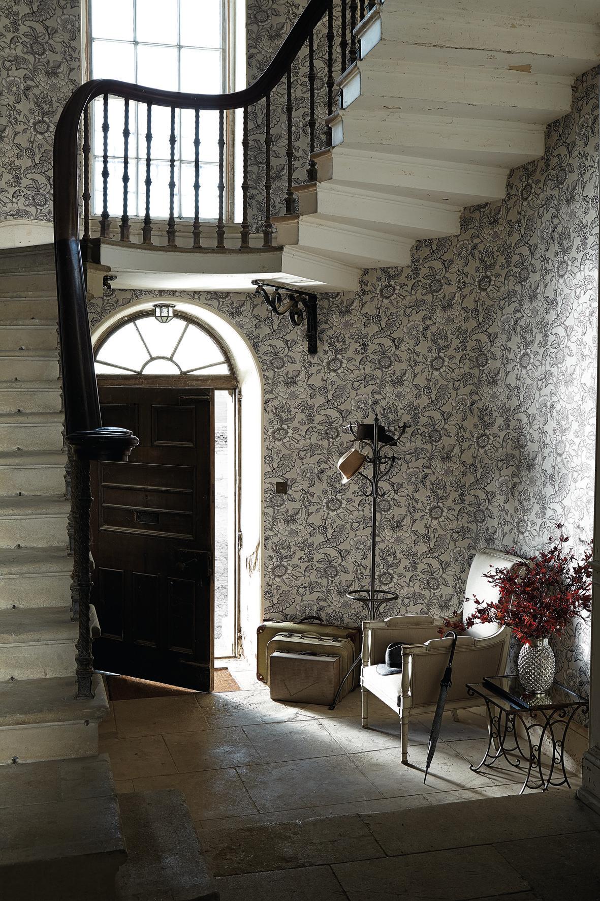 Tapete mit Blumenmuster im Treppenhaus #wandgestaltung #designwand ©Little Greene