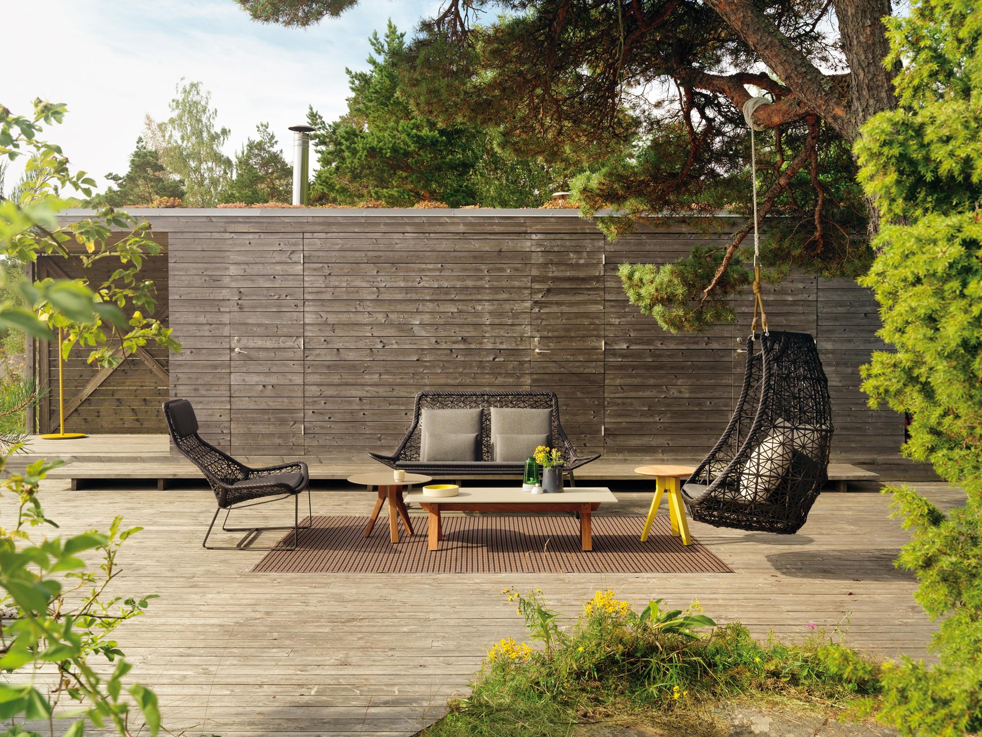 Terrasse aus Holz mit asiatischem Touch #terrasse #sessel #gartenmöbel #sichtschutz #terrassendielen #terrassensichtschutz #sonnenliege #liegestuhl #hängesessel #holzterrasse #terrassenmöbel ©Kettal