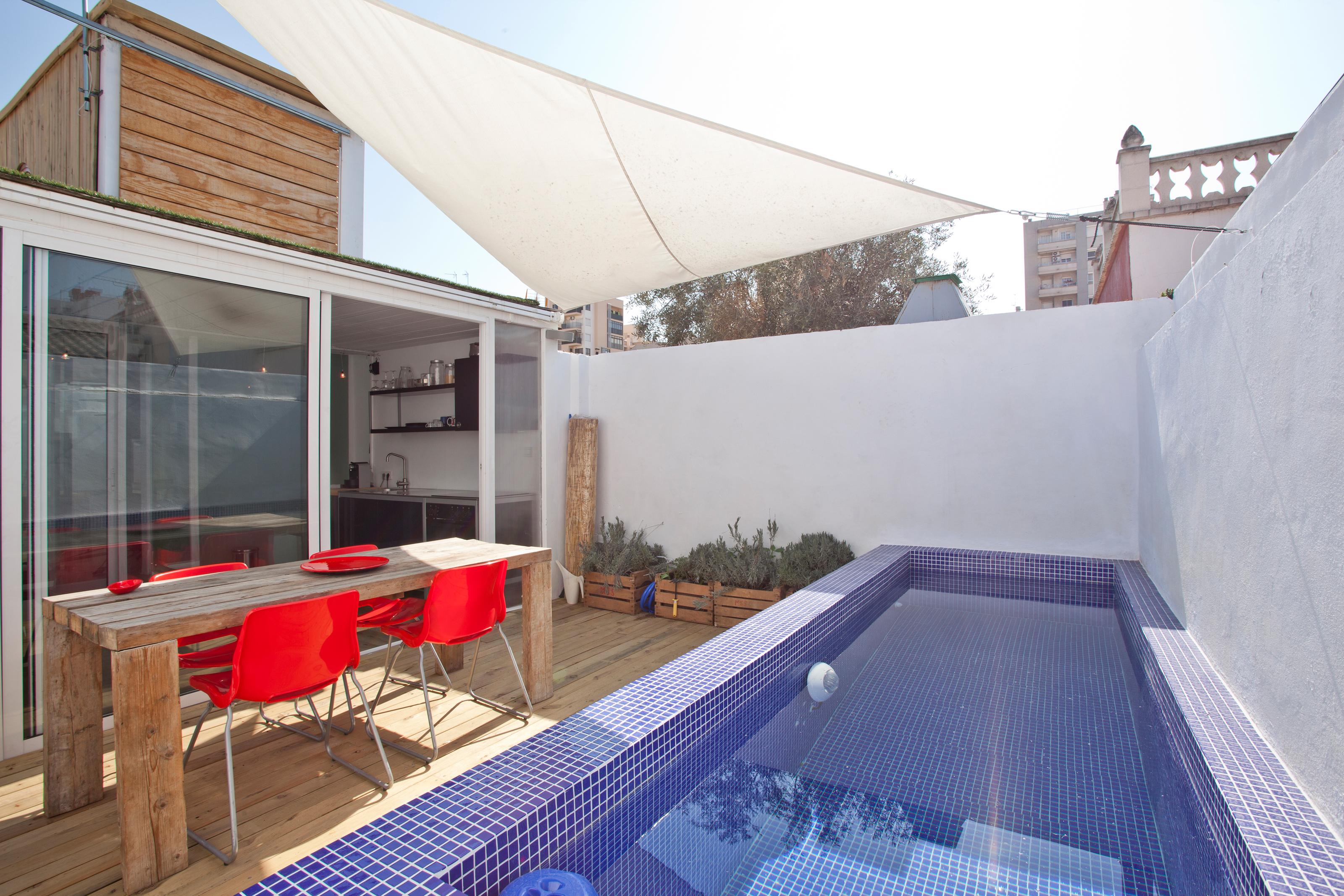 Terrasse mit Pool und Sonnensegel #pool #terrasse #sonnensegel #terrasseampool #containerhaus ©Airbnb