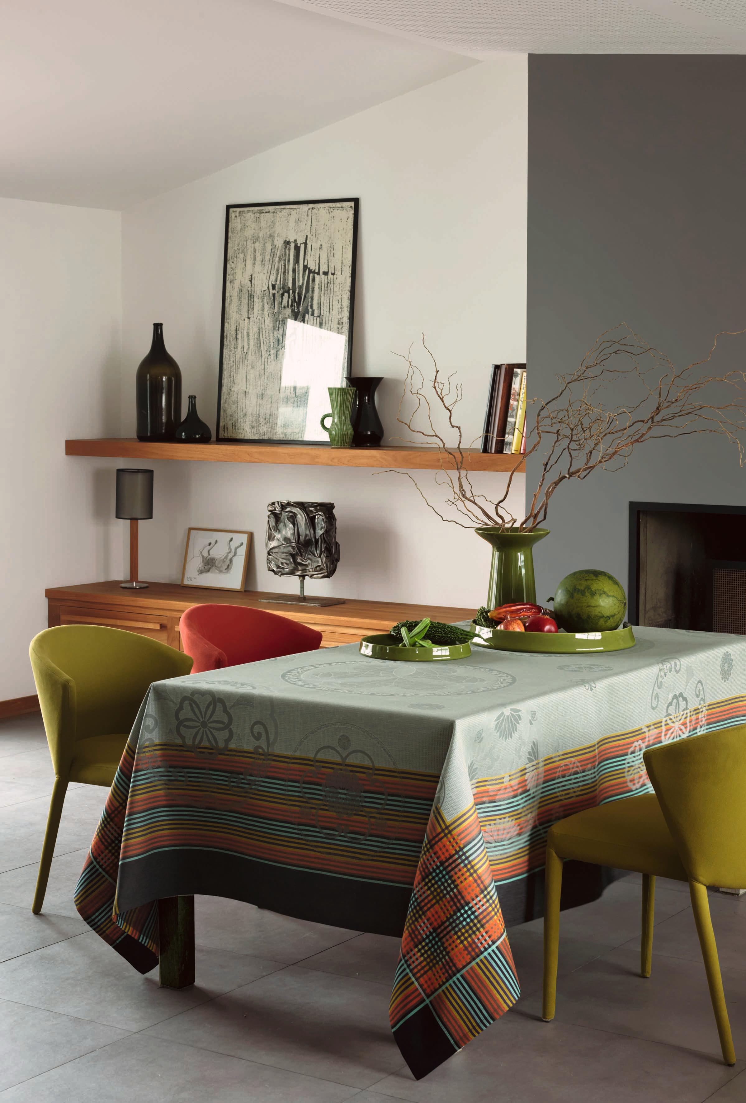Tischdecke mit farbenfrohen Mustern #bilderrahmen #tischlampe #grünevase ©Le Jacquard Francais