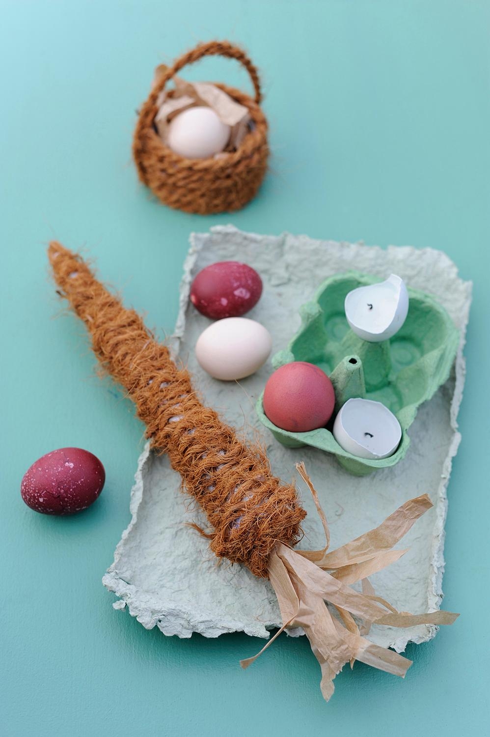 #Tischdeko mit Eierschalenkerzen
und einer Möhre aus Zeitung und Sisal...

#diy #Ostereier #Ostern #couchliebt 