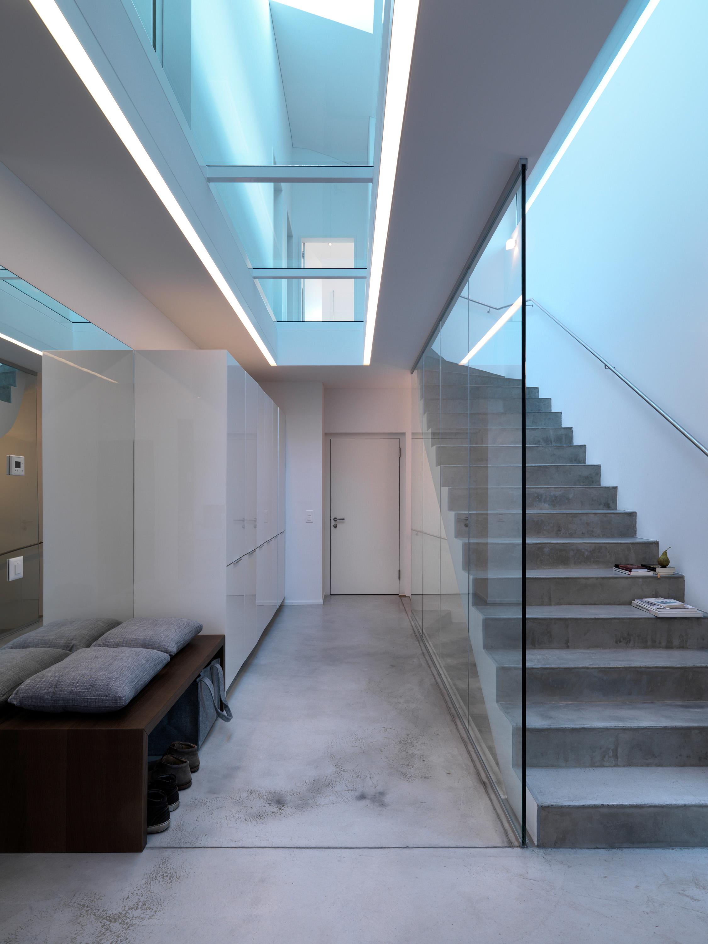 Treppe aus Beton #dachschräge #glaswand #betontreppe ©Leicht Küchen/Bruno Helbling