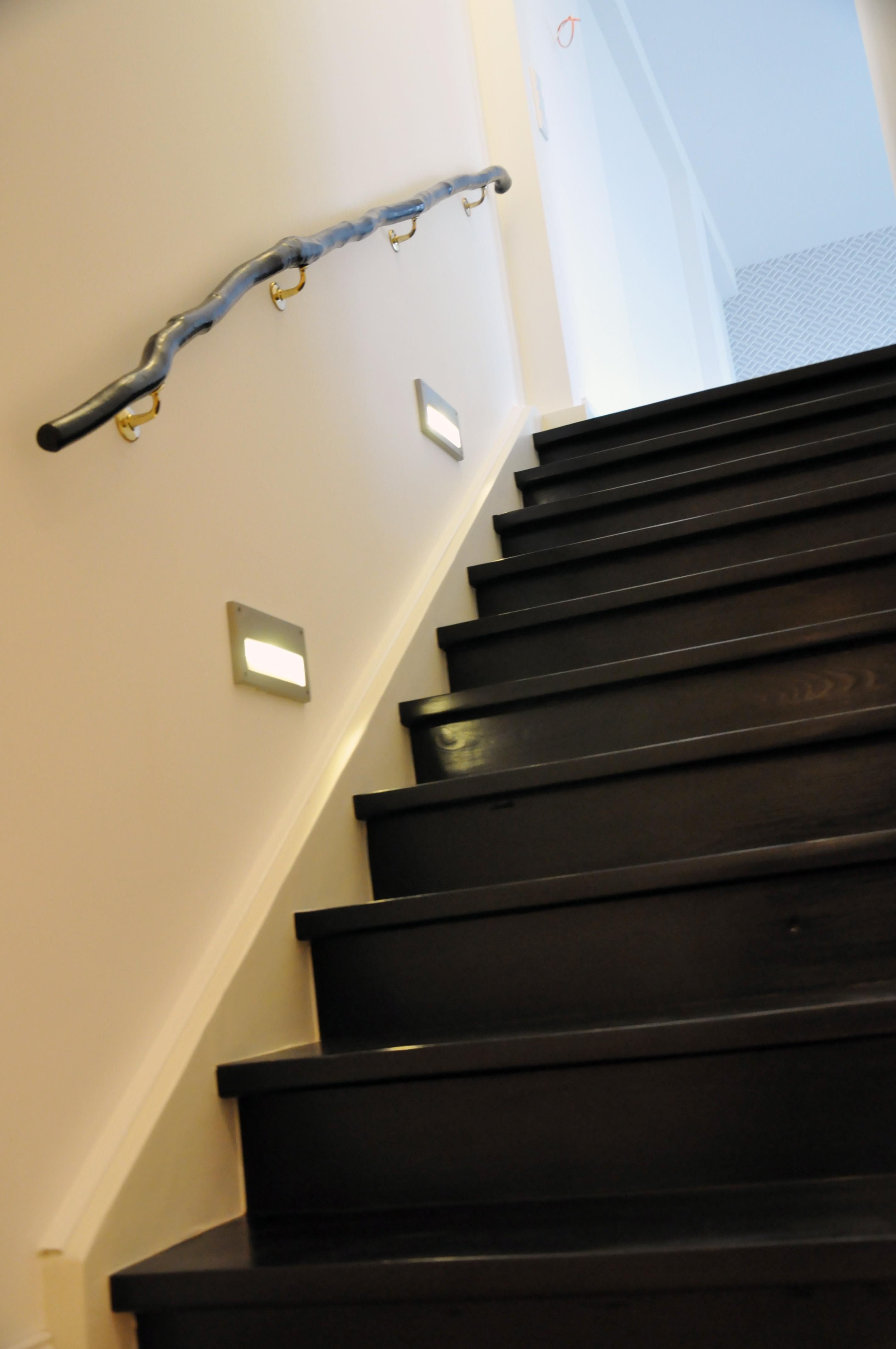 Treppen Aufgang und Büro im Industrial Glamour 130m2 Loft im Stil der 20er Jahre zu mieten #handlauf #treppenbeleuchtung ©Tatjana Adelt