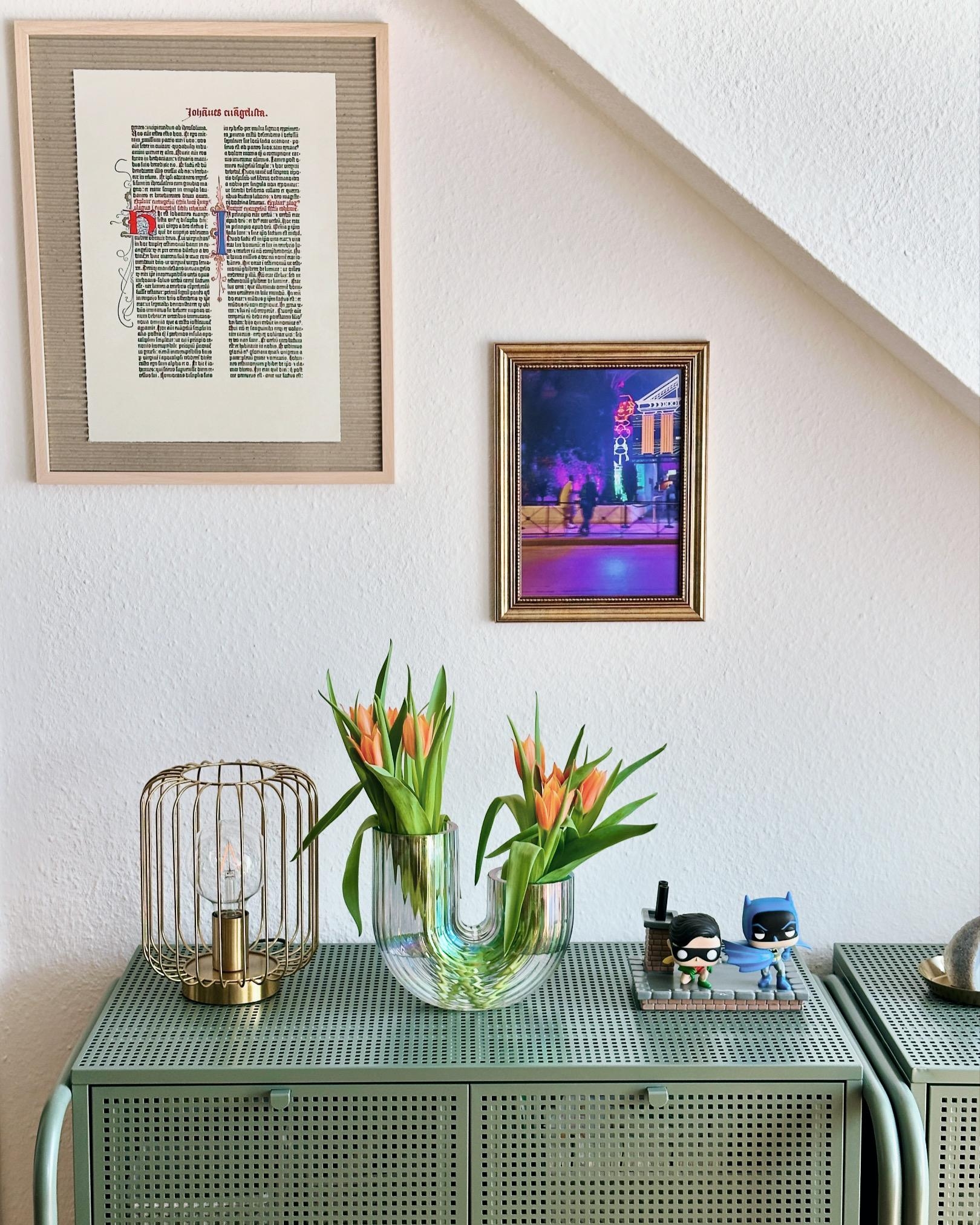 Tulpenliebe 💚🌷🧡 
#wohnzimmer #kommode #sideboard #frühling #tulpen #couchstyle #tischlampe