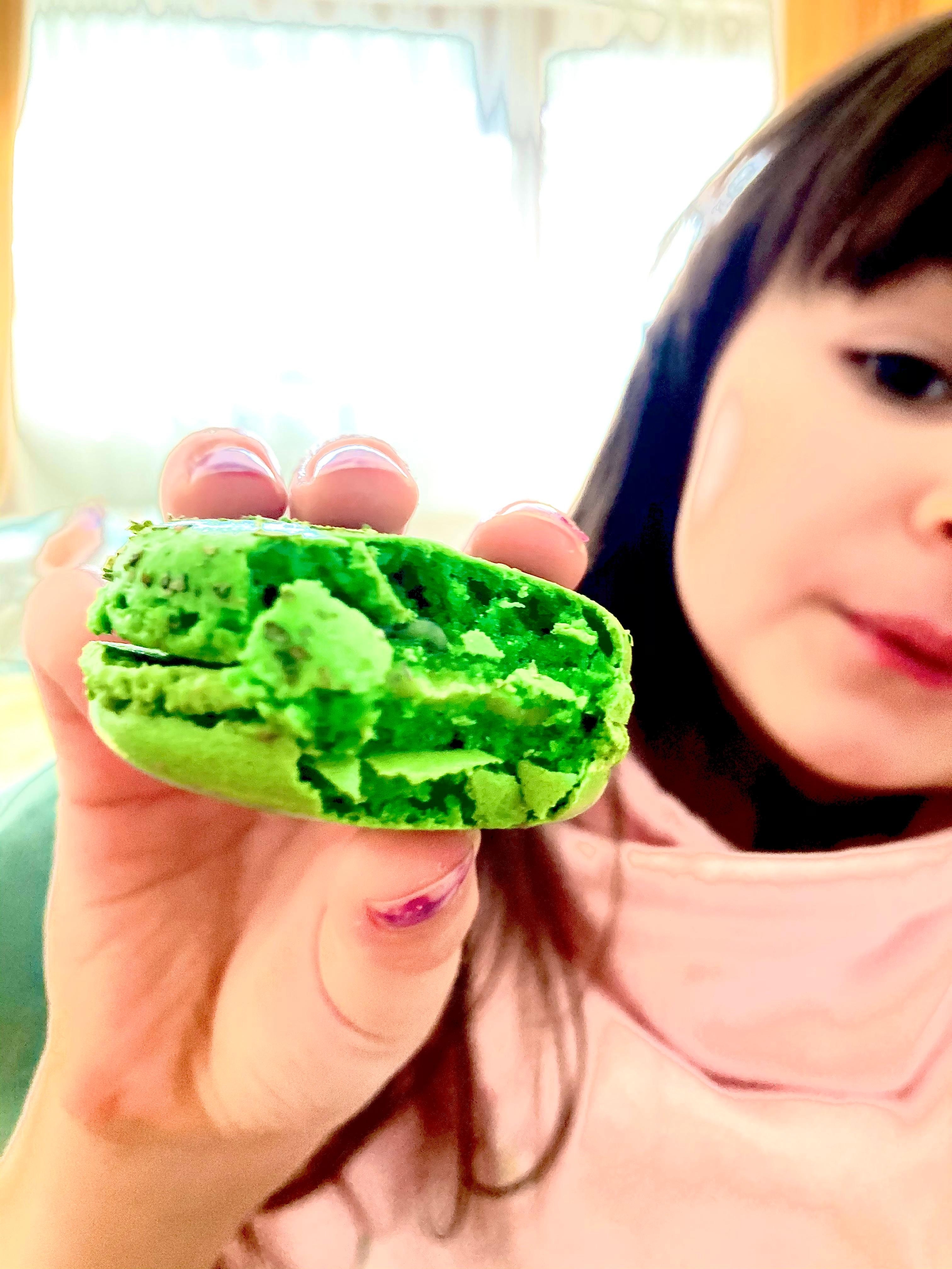 Und meine Tochter durfte es Probieren ♥️ macarons #loveit #advent #macarons #bitme #green #stayhome 