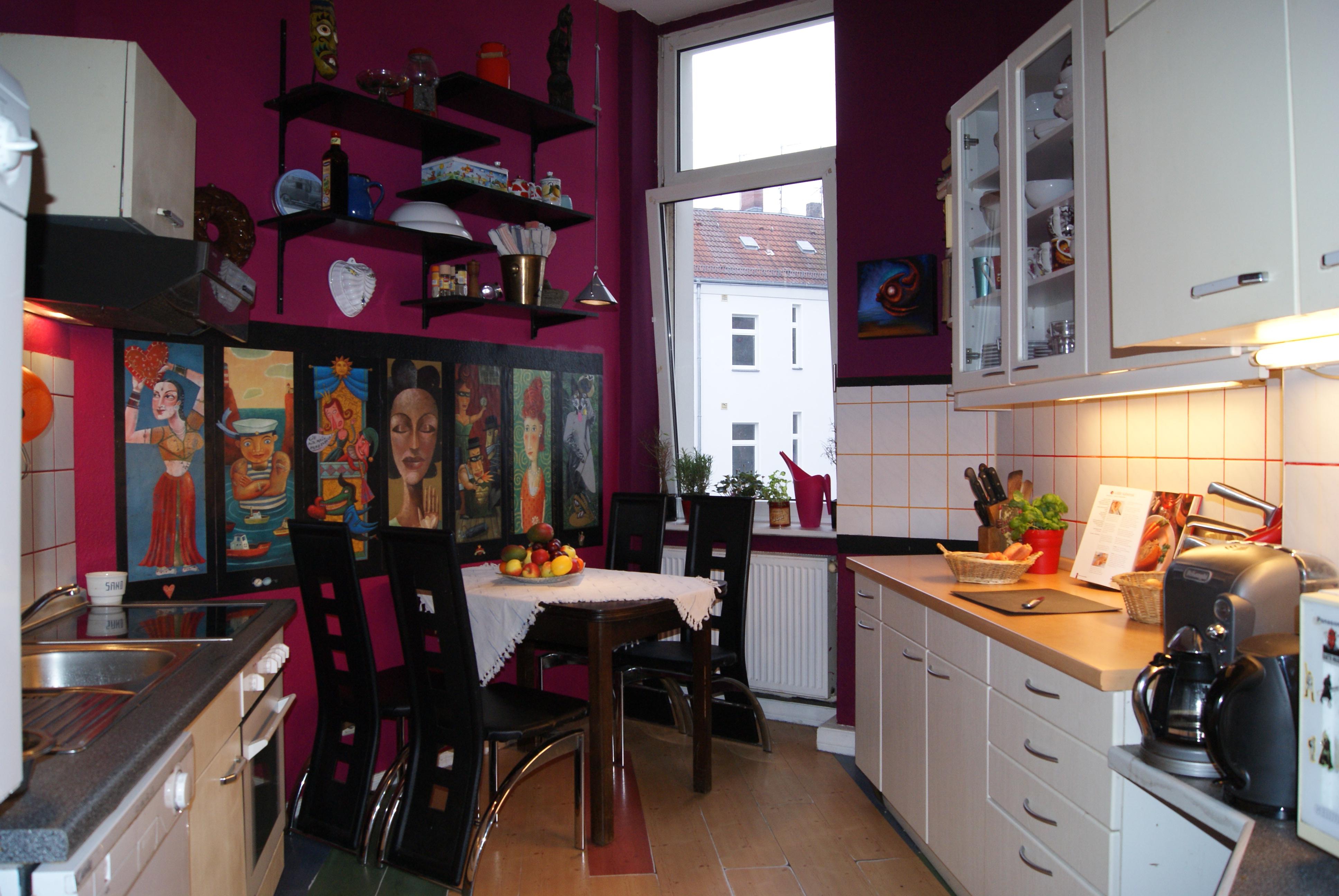 unorthodoxe Küche #esstisch #bilderwand #essplatz #pinkewandfarbe ©artenstein