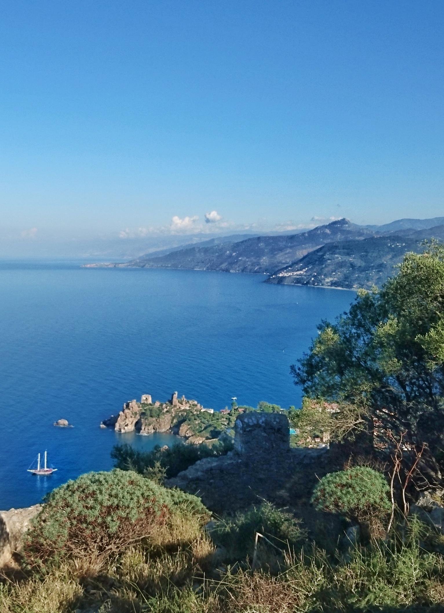 Unser Aufstieg wurde mit dieser blauen Aussicht belohnt #travel #sizilien #cefalu 